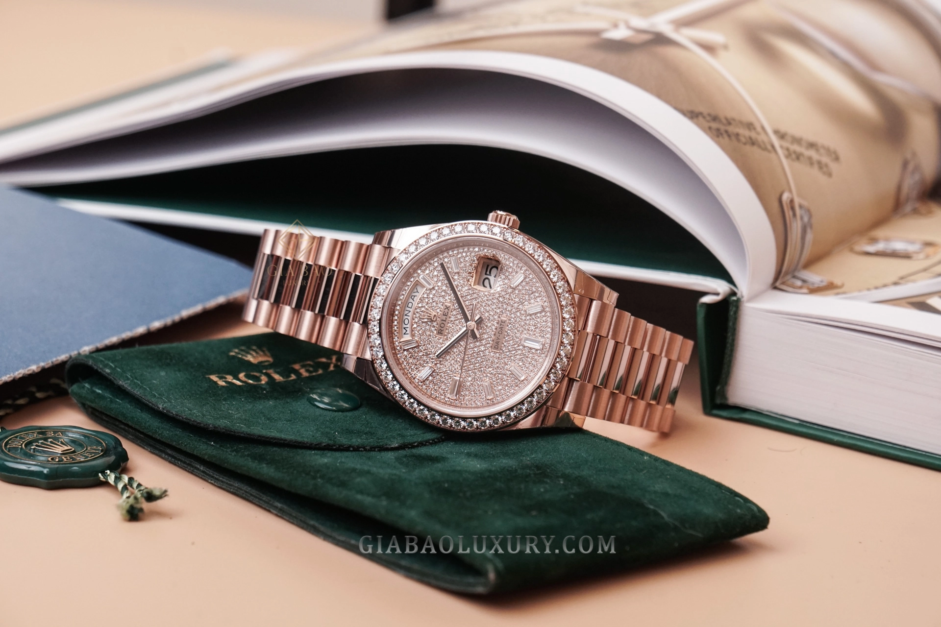 Rolex Day-Date 40 Ref. 228345RBR mặt số pavé kim cương: Đồng hồ trên nền phụ kiện và dây President vàng Everose