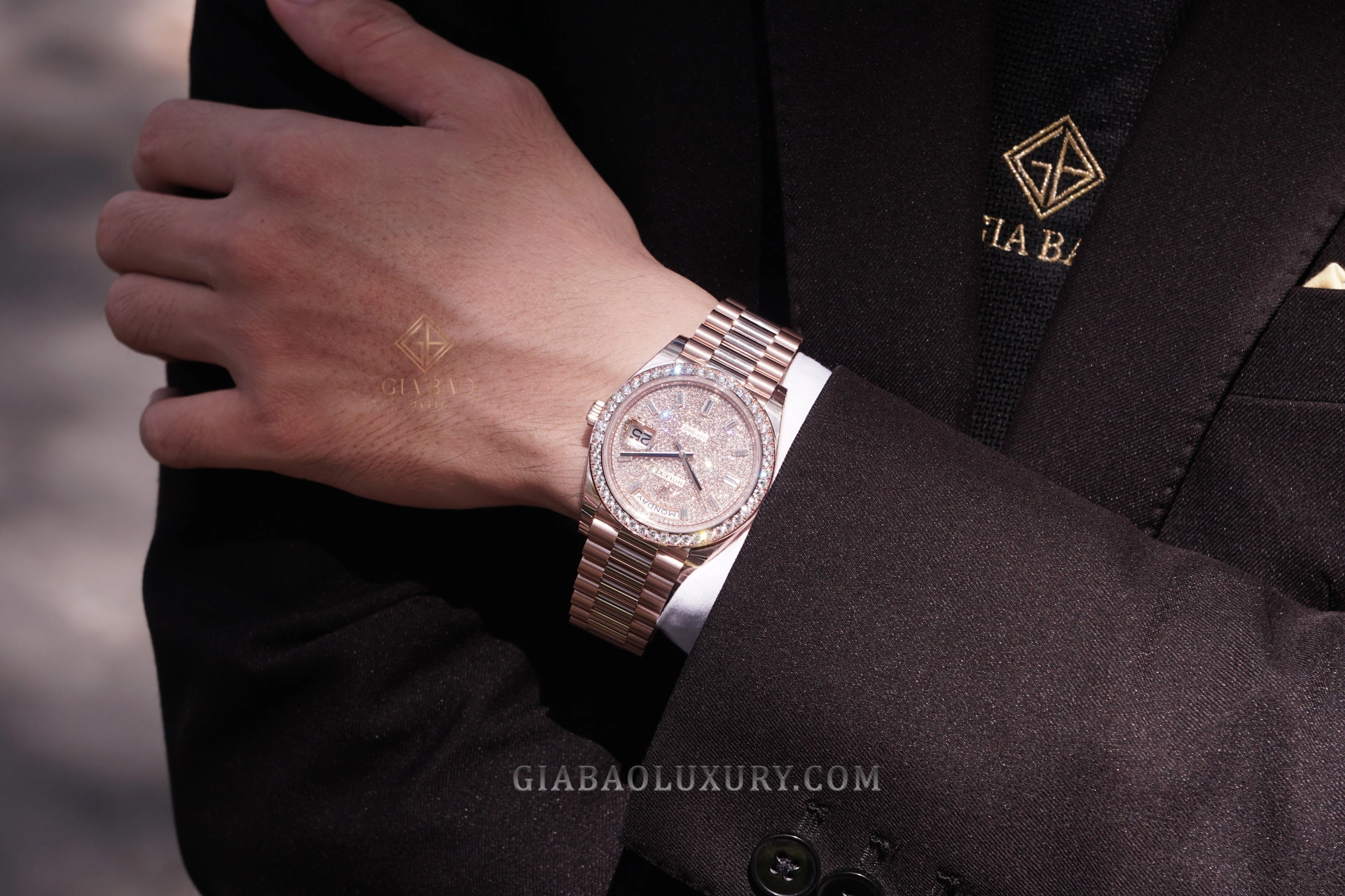Rolex Day-Date 40 Ref. 228345RBR mặt số pavé kim cương: Tỷ lệ vỏ 40 mm khi đeo cùng trang phục