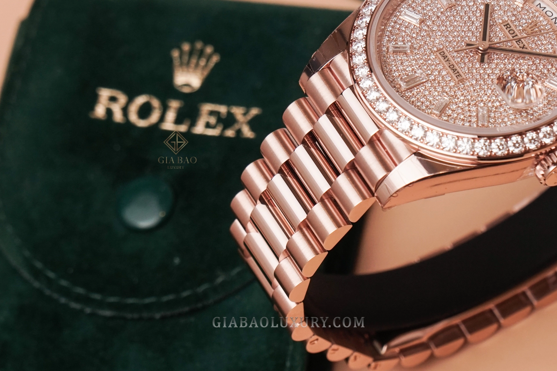 Rolex Day-Date 40 Ref. 228345RBR mặt số pavé kim cương: Chi tiết mắt dây, bezel và mặt số pavé