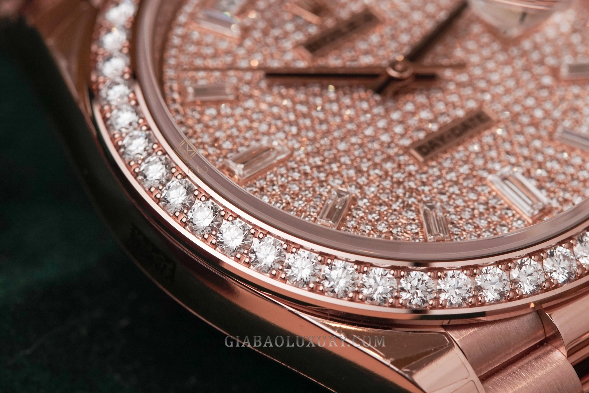 Rolex Day-Date 40 Ref. 228345RBR mặt số pavé kim cương: Cận cảnh kỹ thuật đặt đá trên bezel và mặt số