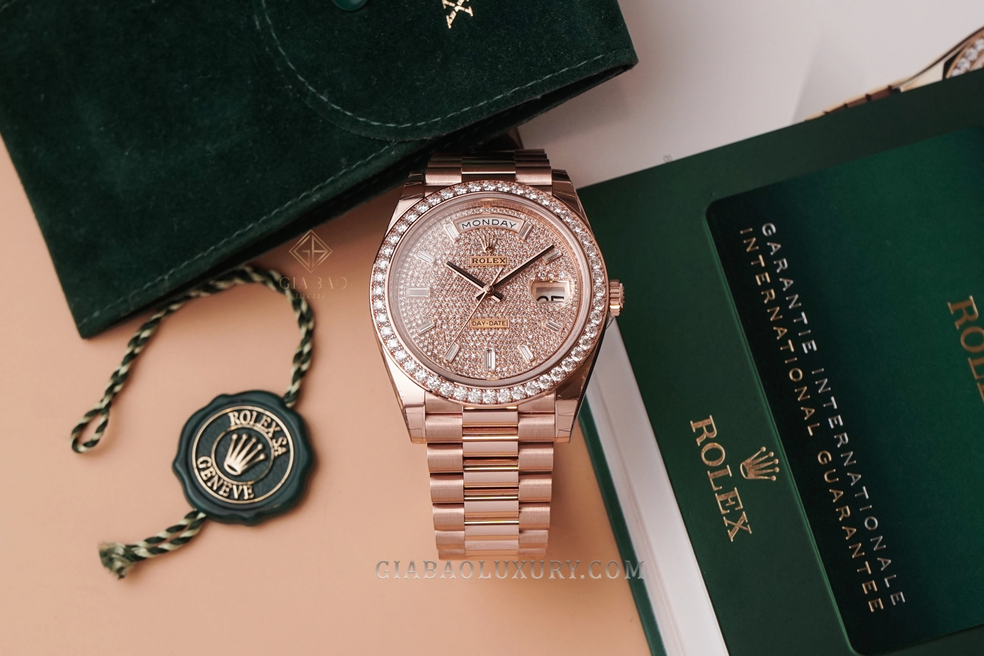 Rolex Day-Date 40 Ref. 228345RBR mặt số pavé kim cương: Toàn cảnh mặt trước cùng thẻ và phụ kiện