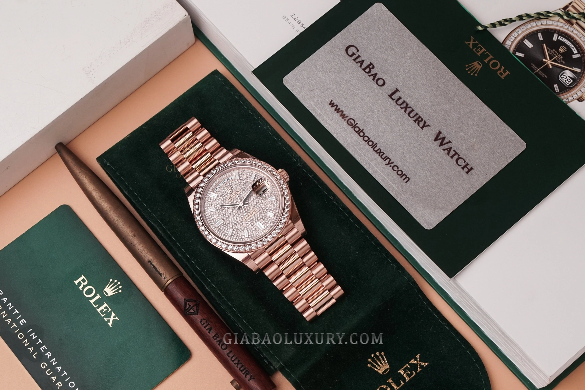 Rolex Day-Date 40 Ref. 228345RBR mặt số pavé kim cương: Đồng hồ cùng giấy tờ và vật dụng nhận diện Gia Bảo