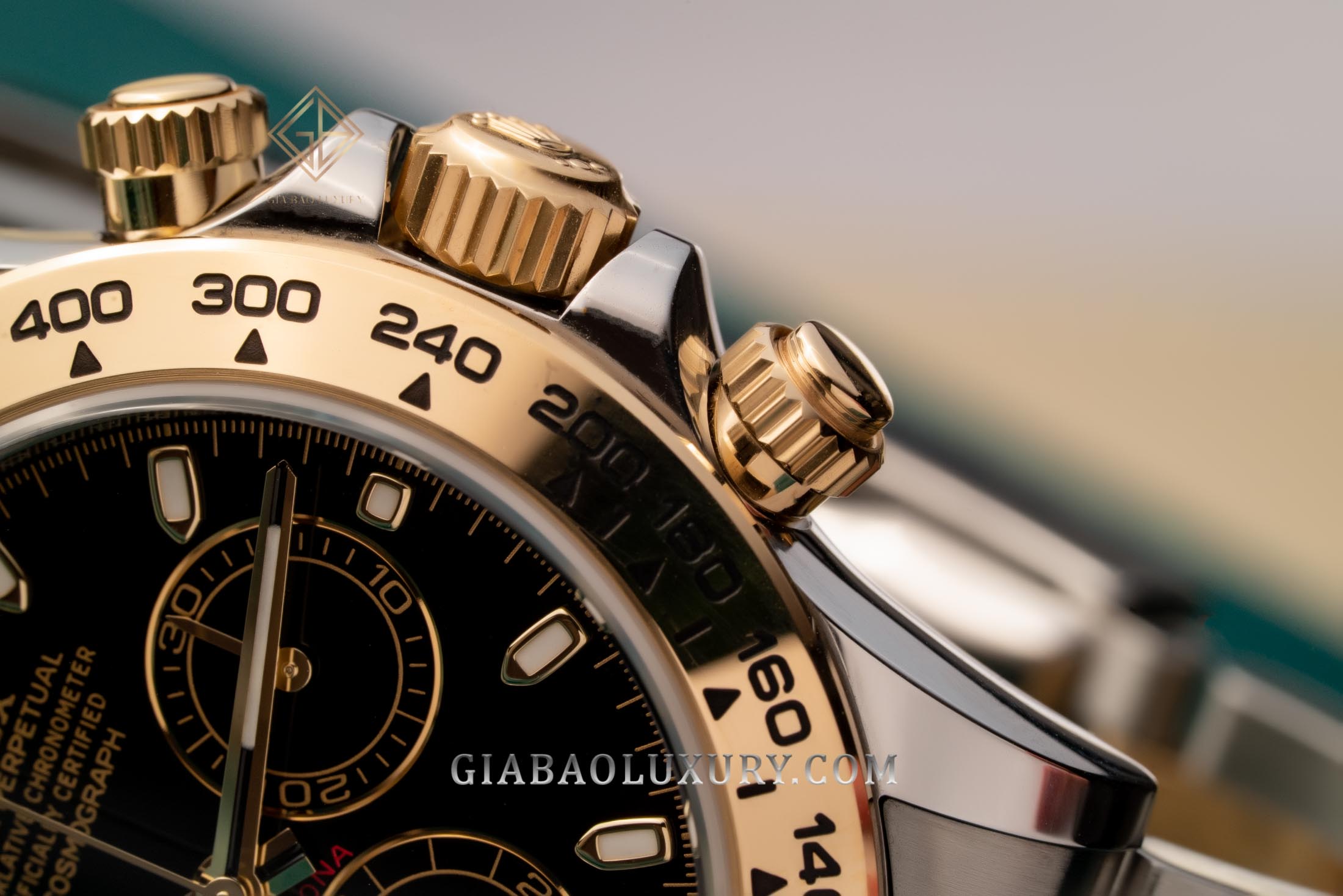 Rolex Daytona 116503: Rolesor và calibre 4130: vành tachymeter vàng vàng cùng nút bấm chronograph vặn vít