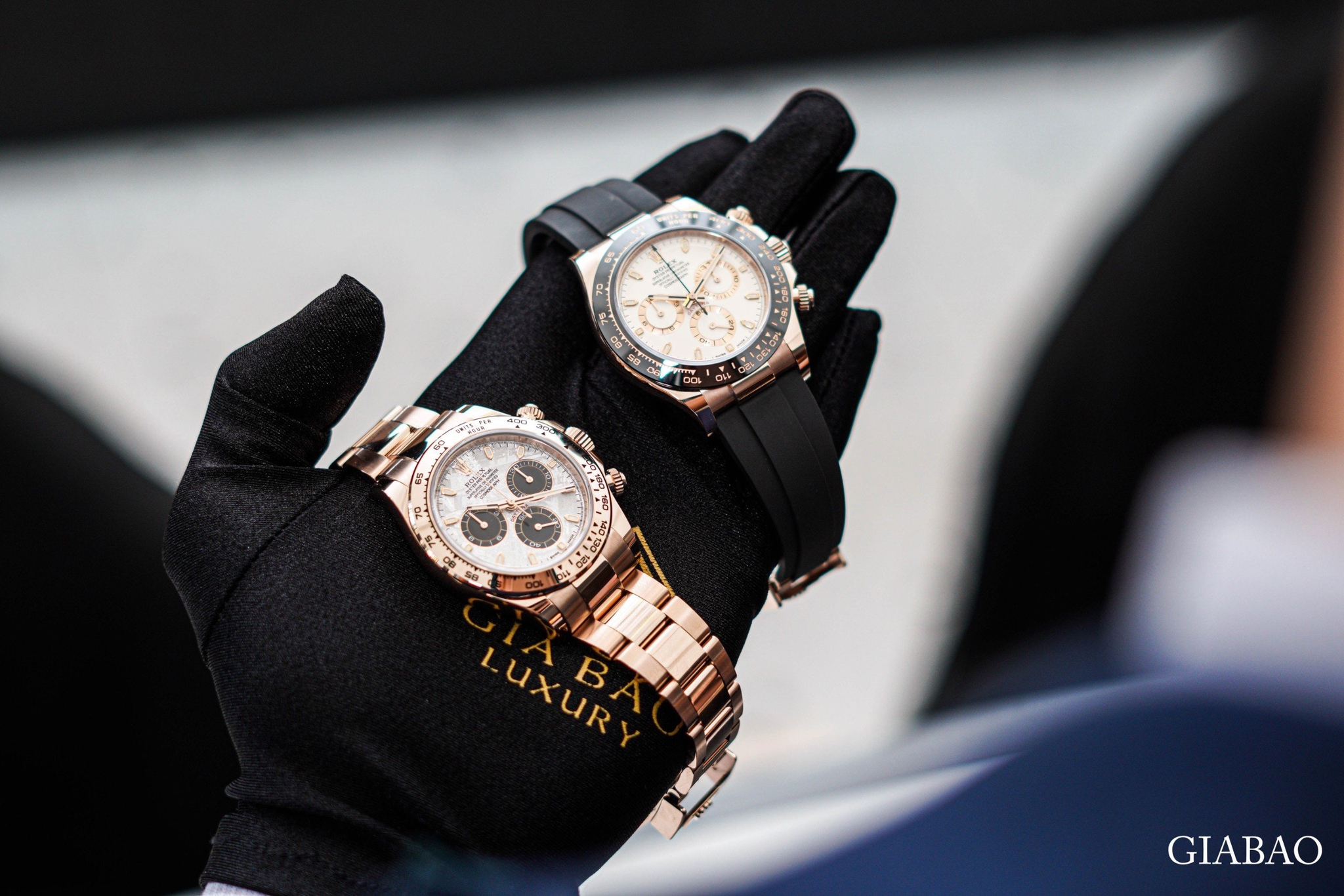 Hai phiên bản Daytona vàng Everose được đặt cạnh nhau trong ảnh Gia Bảo, trong đó chiếc mặt số thiên thạch ở dây kim loại