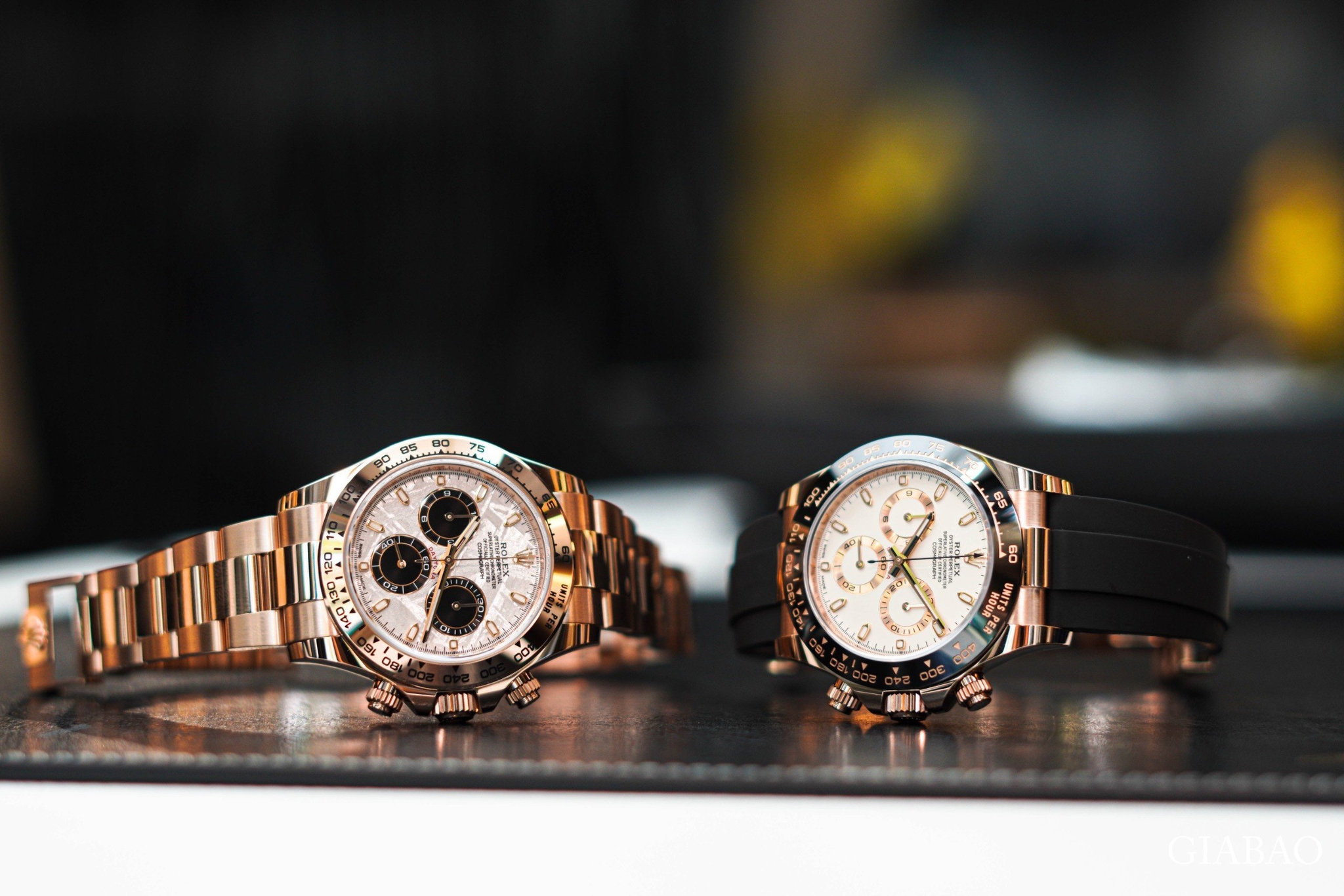 Rolex Daytona 116505 mặt số thiên thạch đặt cạnh một Daytona dây cao su trong ảnh đối chiếu