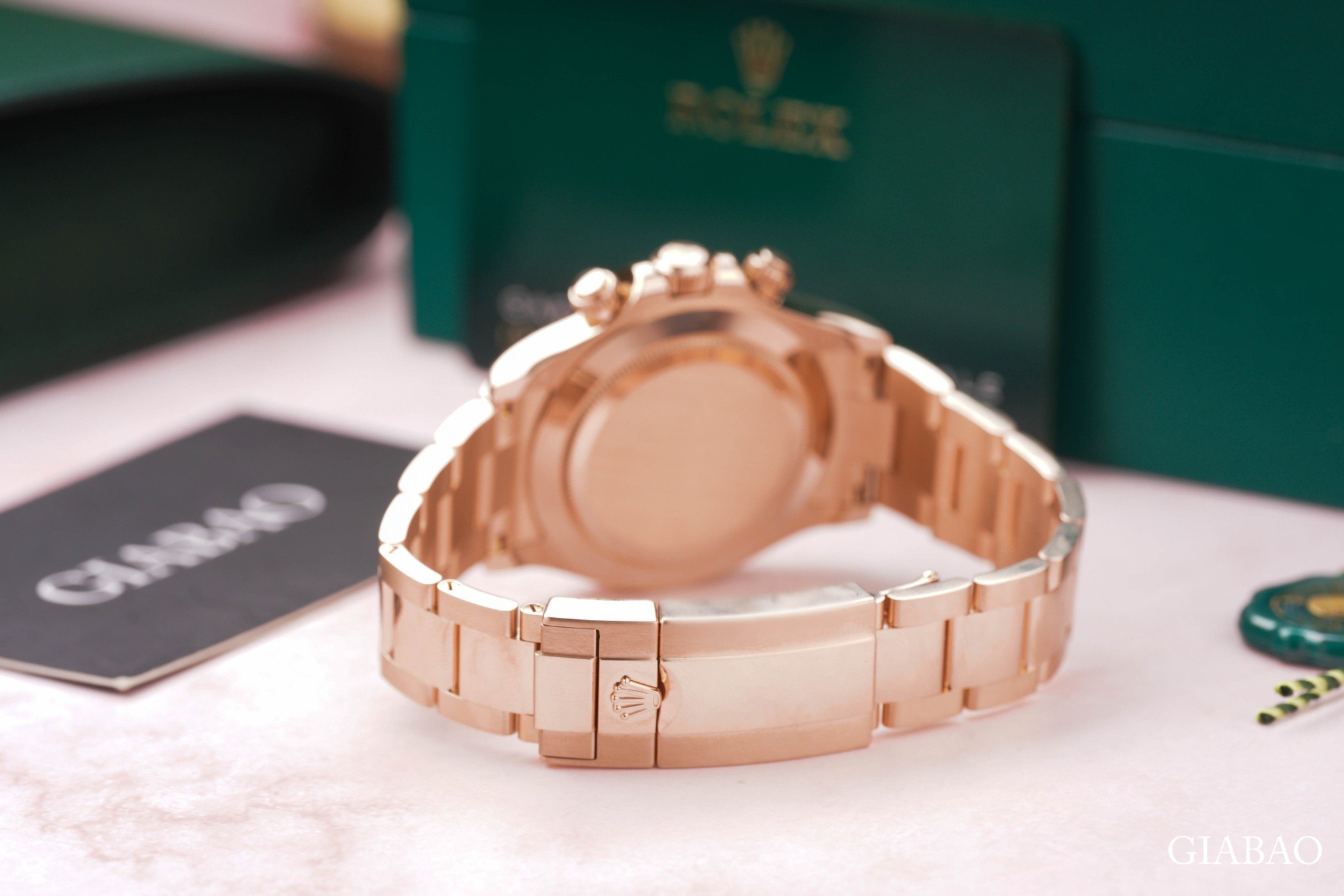Mặt đáy kín và dây Oyster vàng Everose của Rolex Daytona 116505