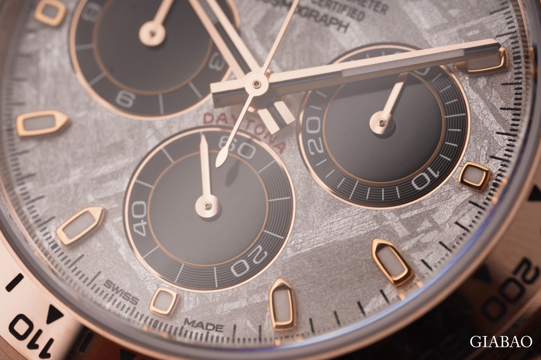 Mặt số thiên thạch, ba bộ đếm màu đen và vành tachymeter kim loại của Rolex Daytona 116505