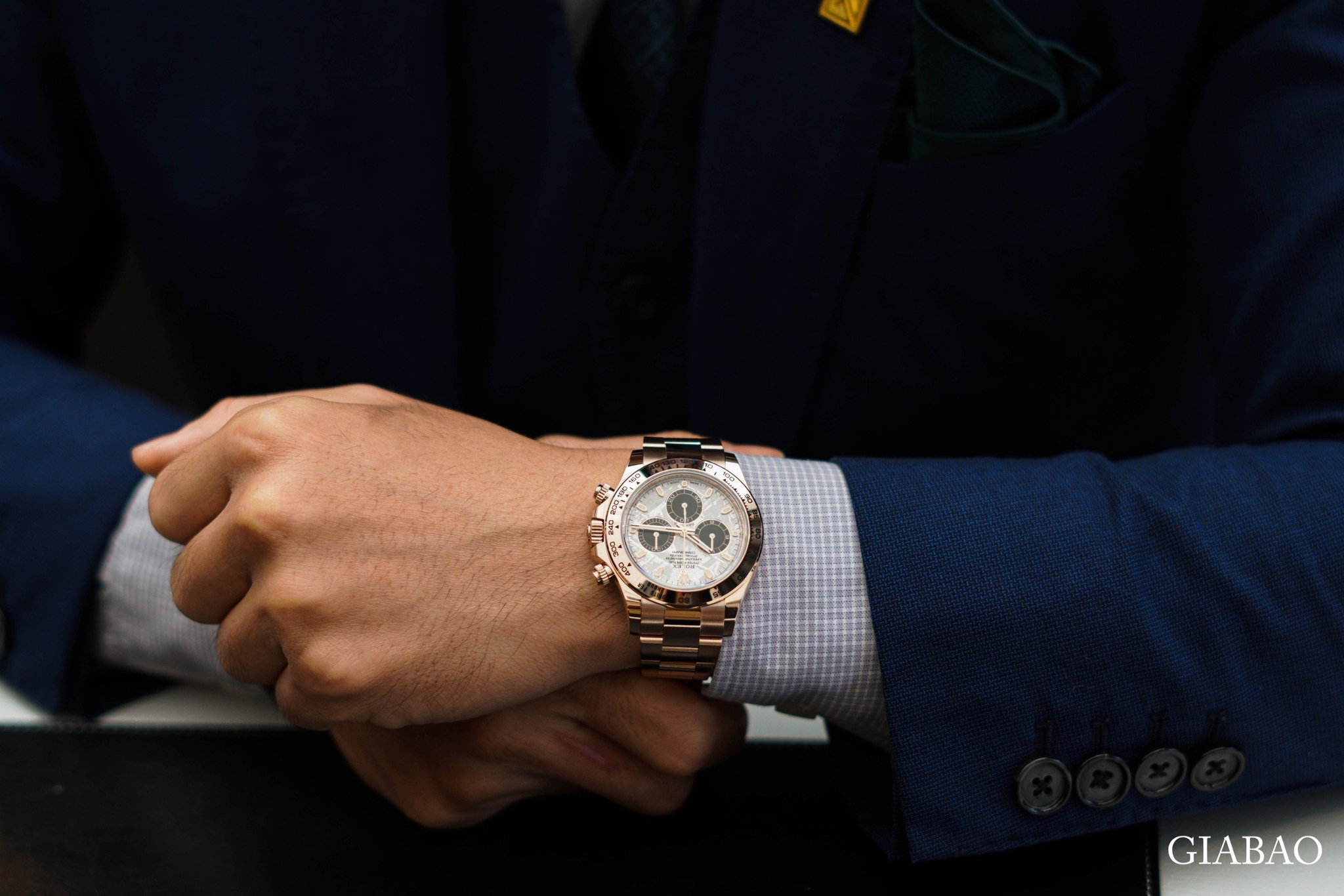 Rolex Daytona 116505 mặt số thiên thạch trên cổ tay nhìn từ góc nghiêng