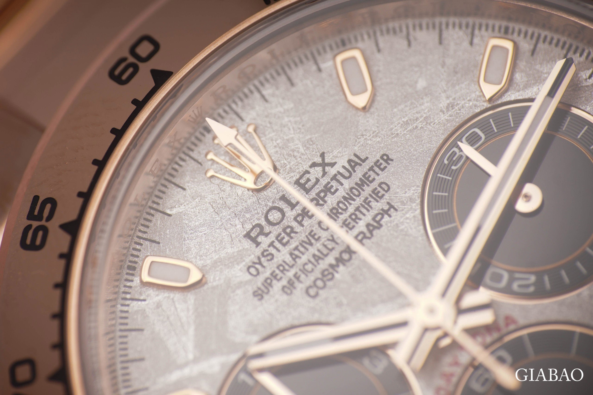 Cận cảnh chất liệu thiên thạch, logo Rolex và một bộ đếm của Daytona 116505