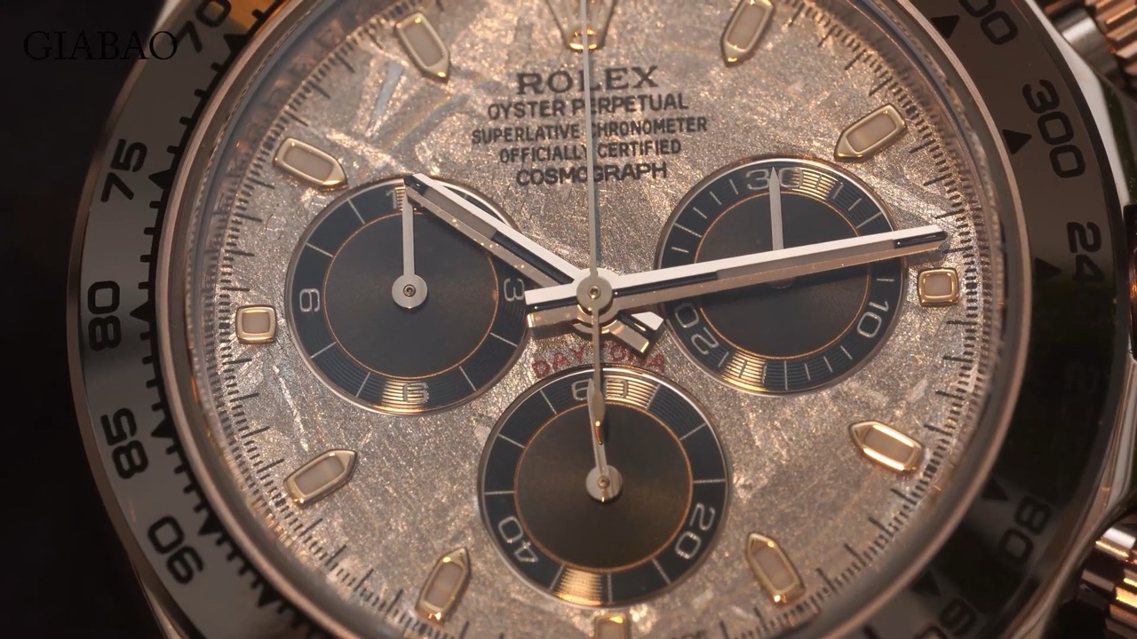 Cận cảnh mặt số thiên thạch và ba bộ đếm màu đen của Rolex Daytona 116505 trong video Gia Bảo
