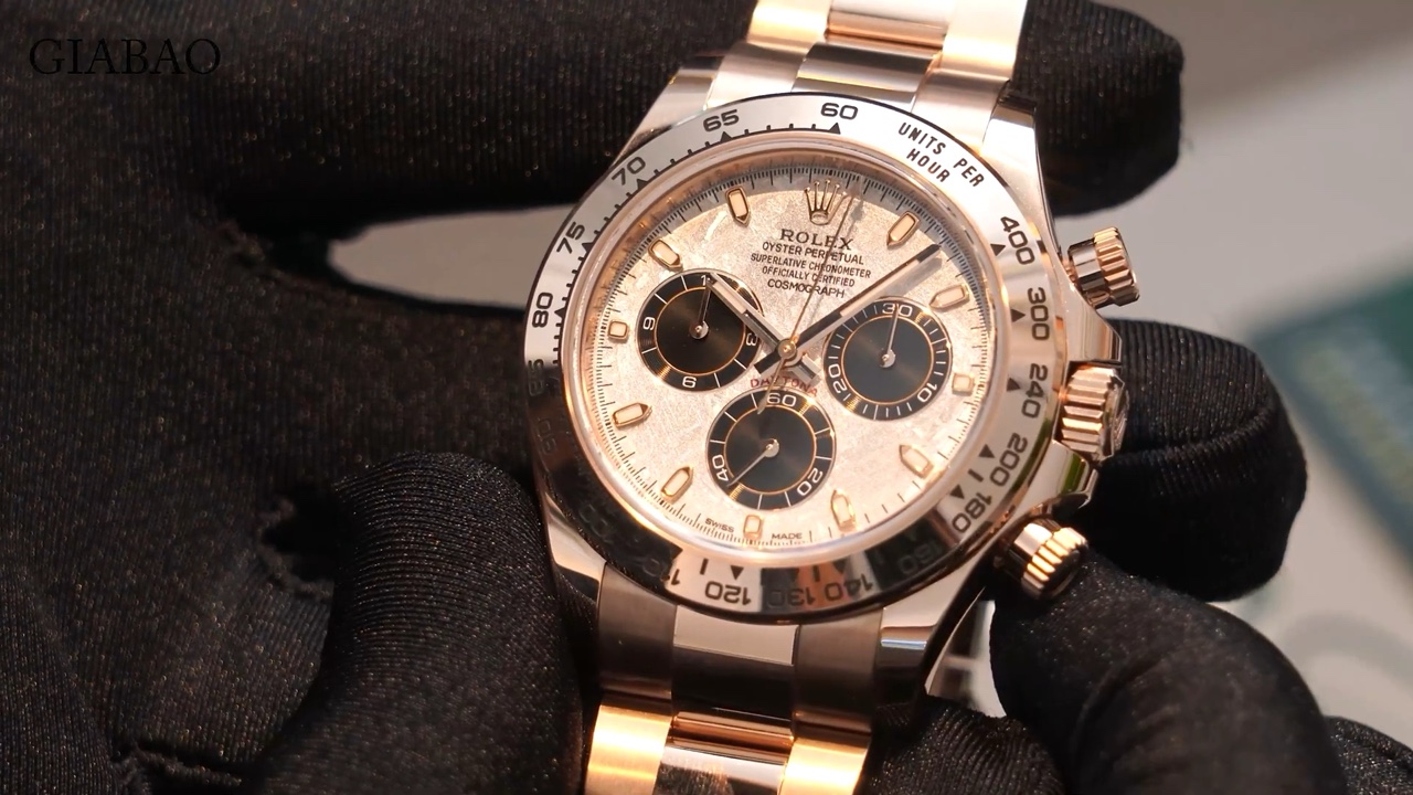 Núm và hai nút bấm chronograph ở cạnh phải của Rolex Daytona 116505 trong video Gia Bảo