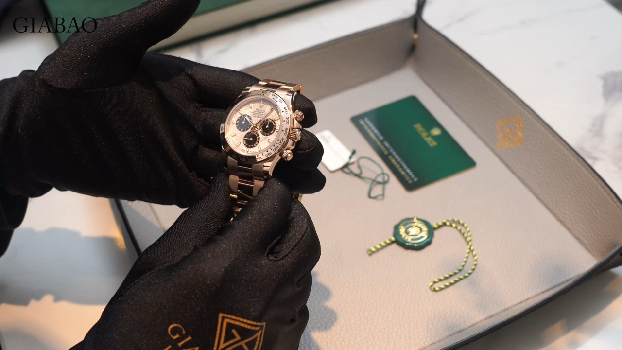 Rolex Daytona 116505 được cầm kiểm tra cạnh hộp, thẻ và seal trong video Gia Bảo