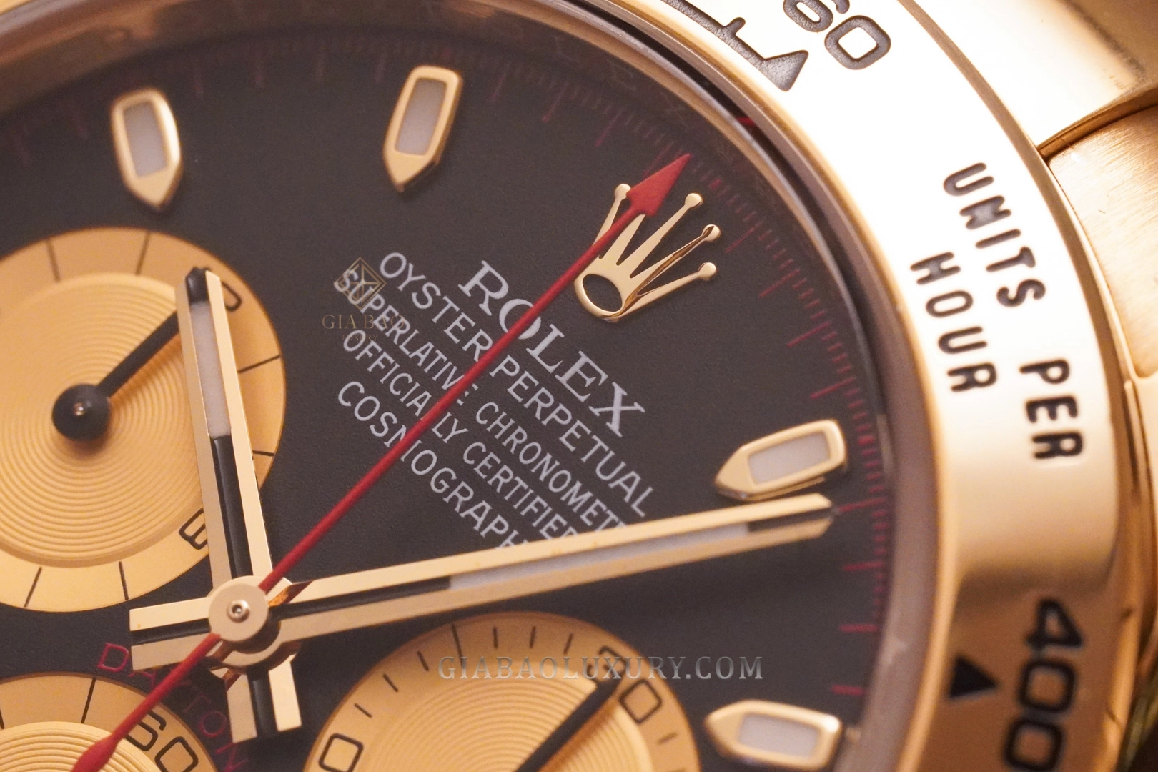 Rolex Cosmograph Daytona 116508 mặt số đen: cận cảnh mặt số và các bộ đếm chronograph