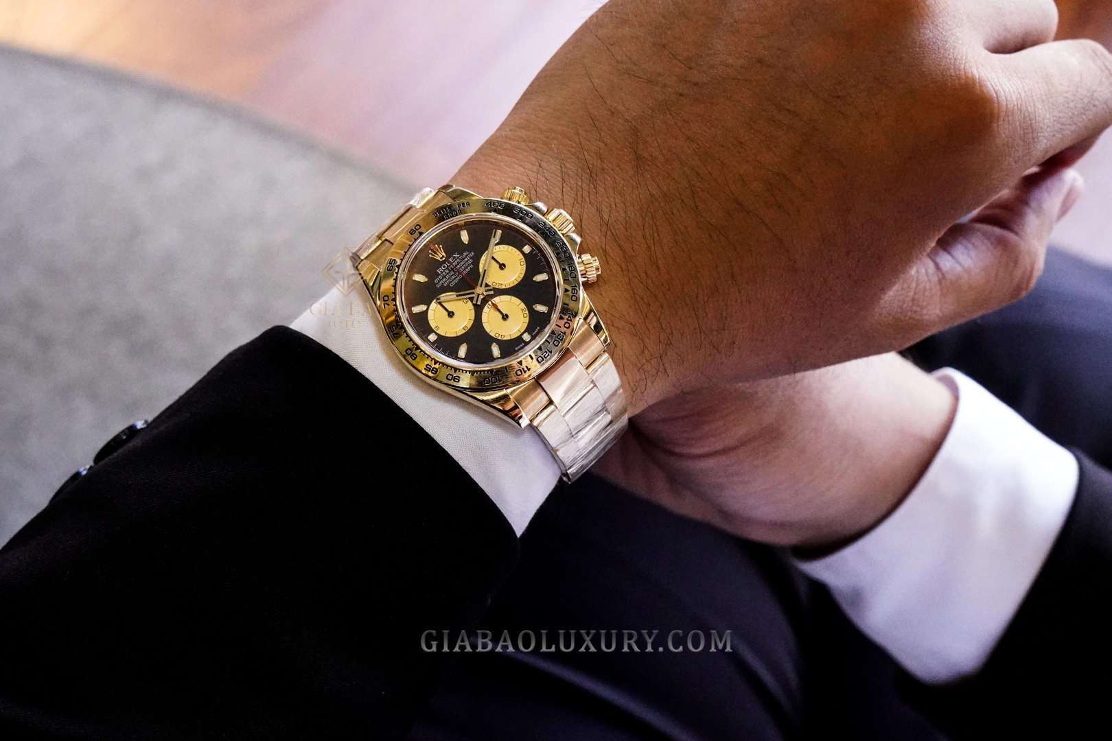 Rolex Cosmograph Daytona 116508 mặt số đen: tỷ lệ Daytona vàng trên cổ tay