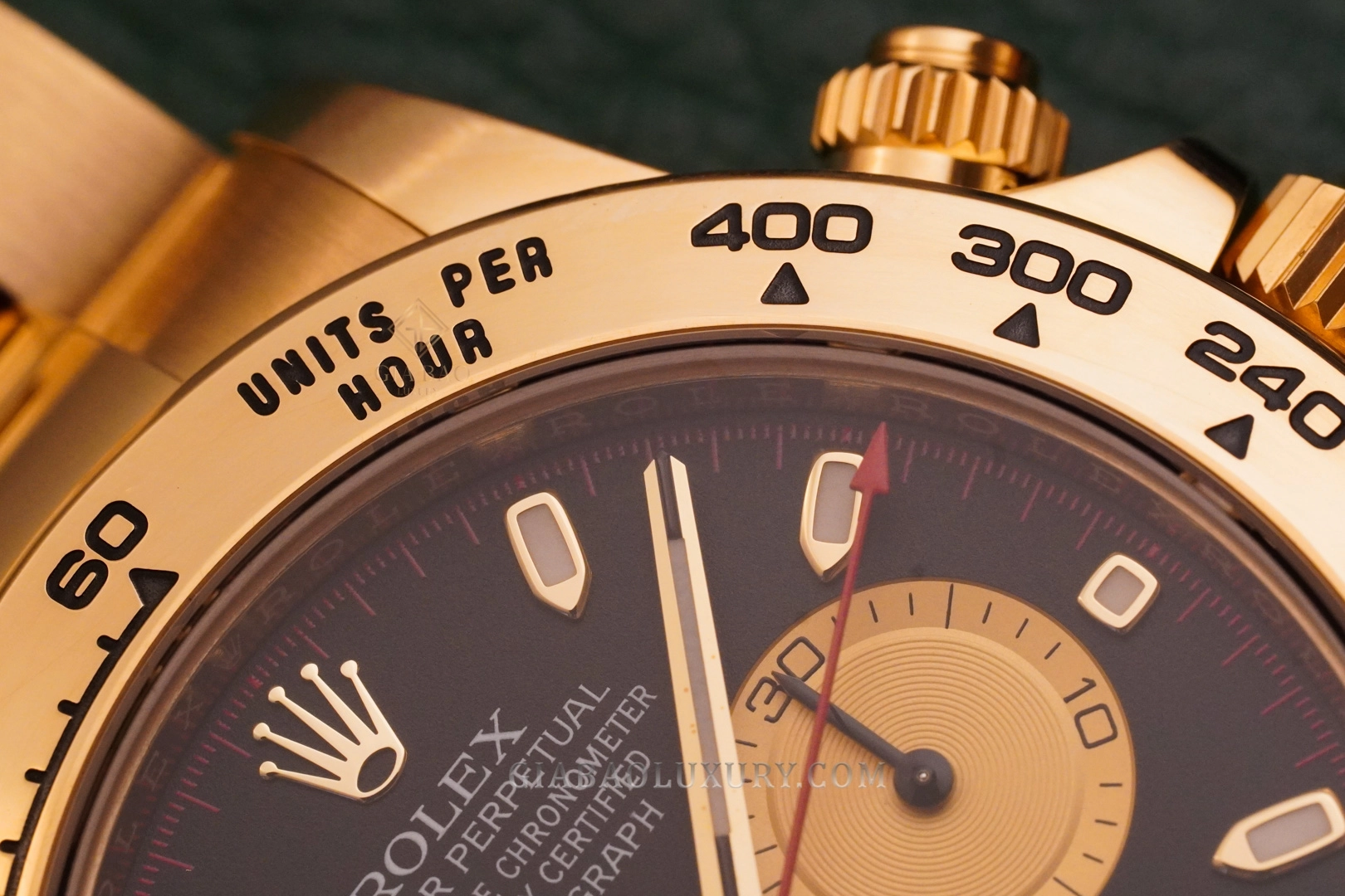 Rolex Cosmograph Daytona 116508 mặt số đen: bezel tachymeter vàng khắc