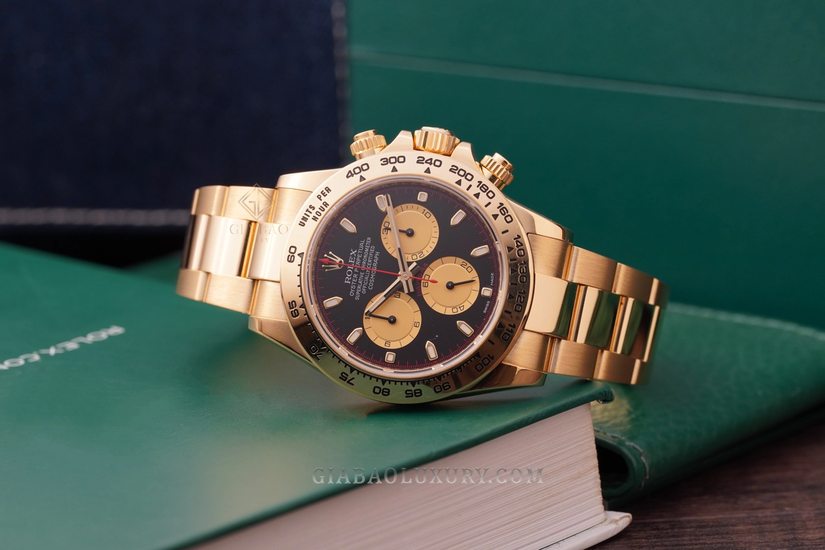 Rolex Cosmograph Daytona 116508 mặt số đen: dáng vỏ và Oyster bracelet vàng
