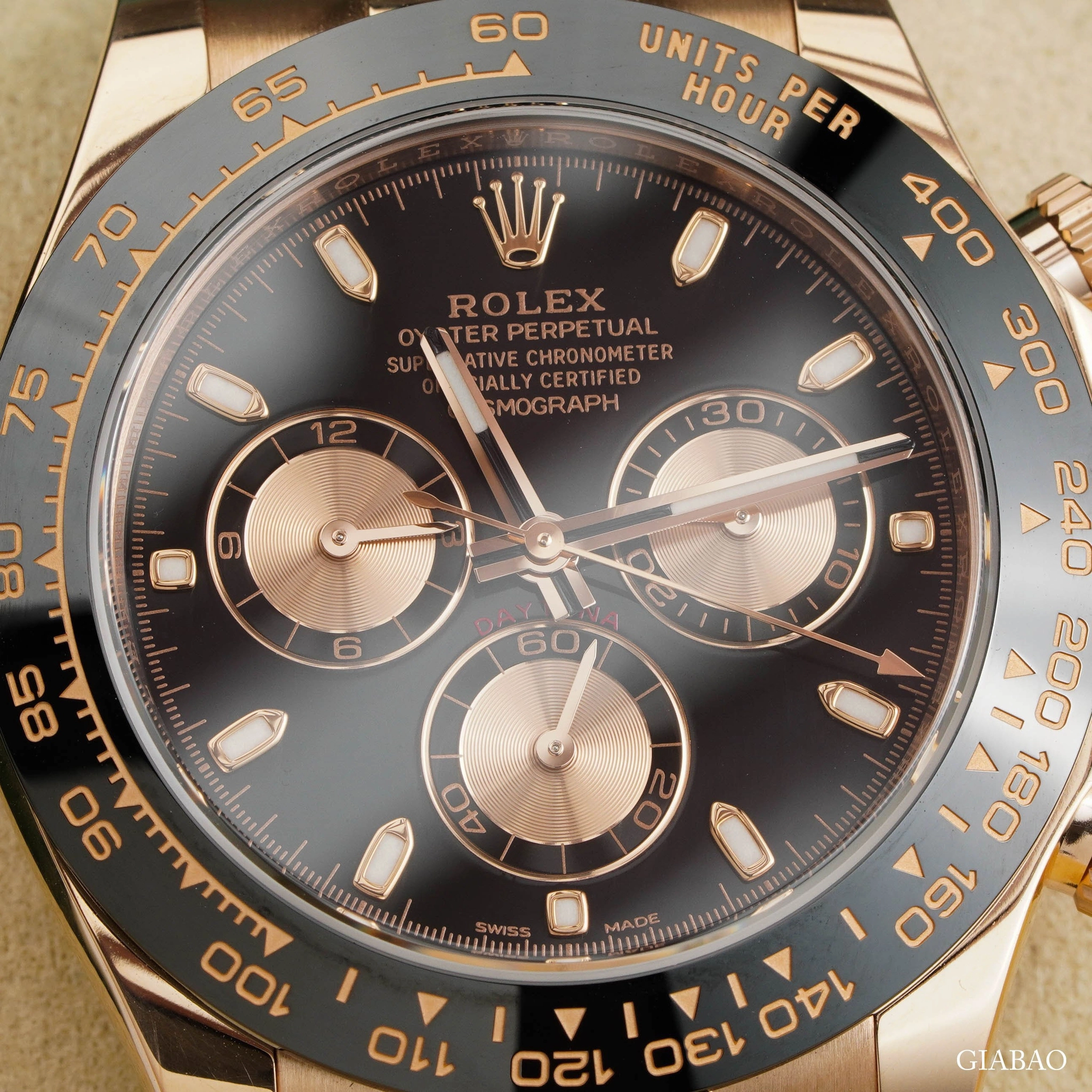 Rolex Daytona 116515LN mặt số đen: Everose và Oysterflex: cận cảnh ba bộ đếm chronograph trên nền mặt số đen