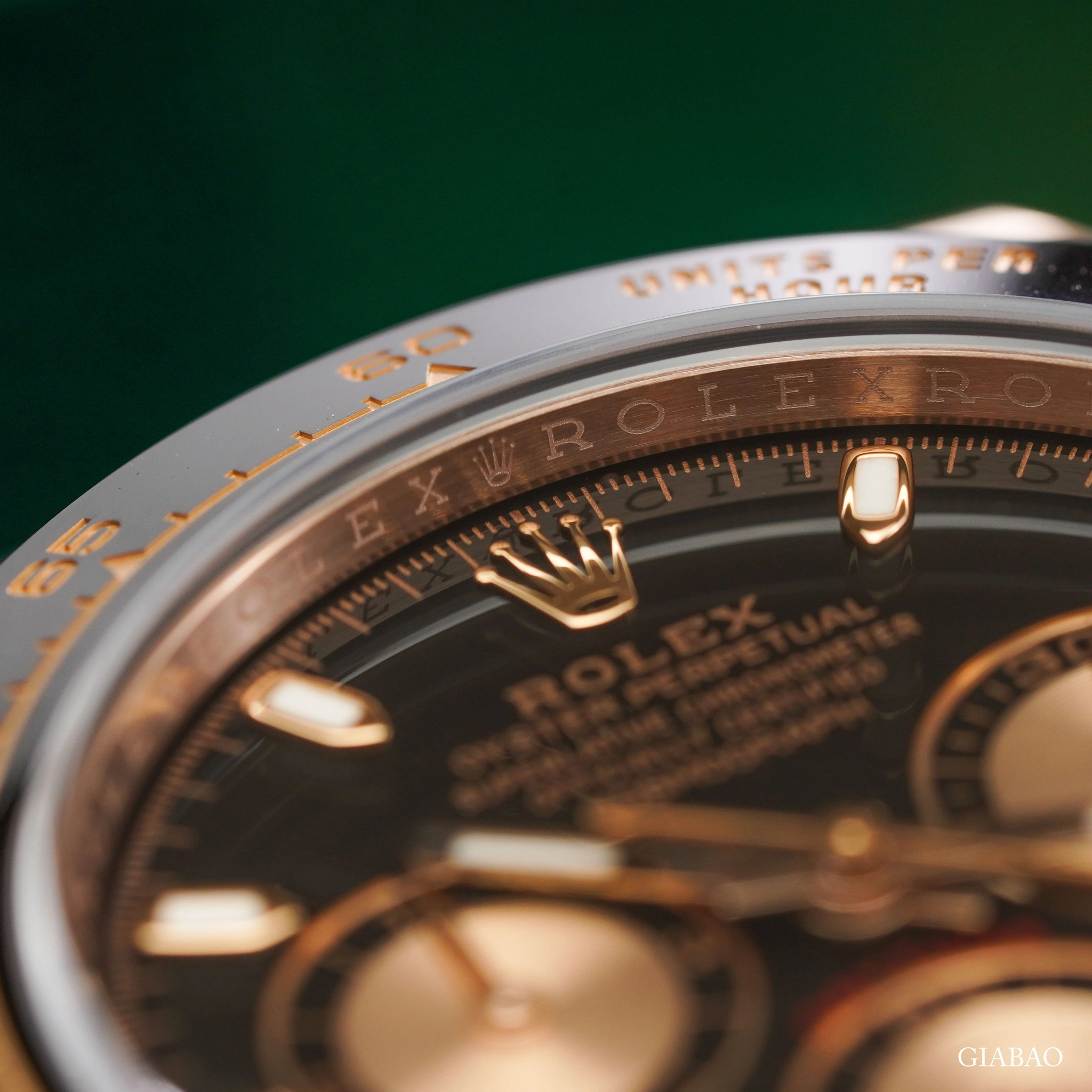 Rolex Daytona 116515LN mặt số đen: Everose và Oysterflex: vành Cerachrom đen và thang tachymeter của Daytona