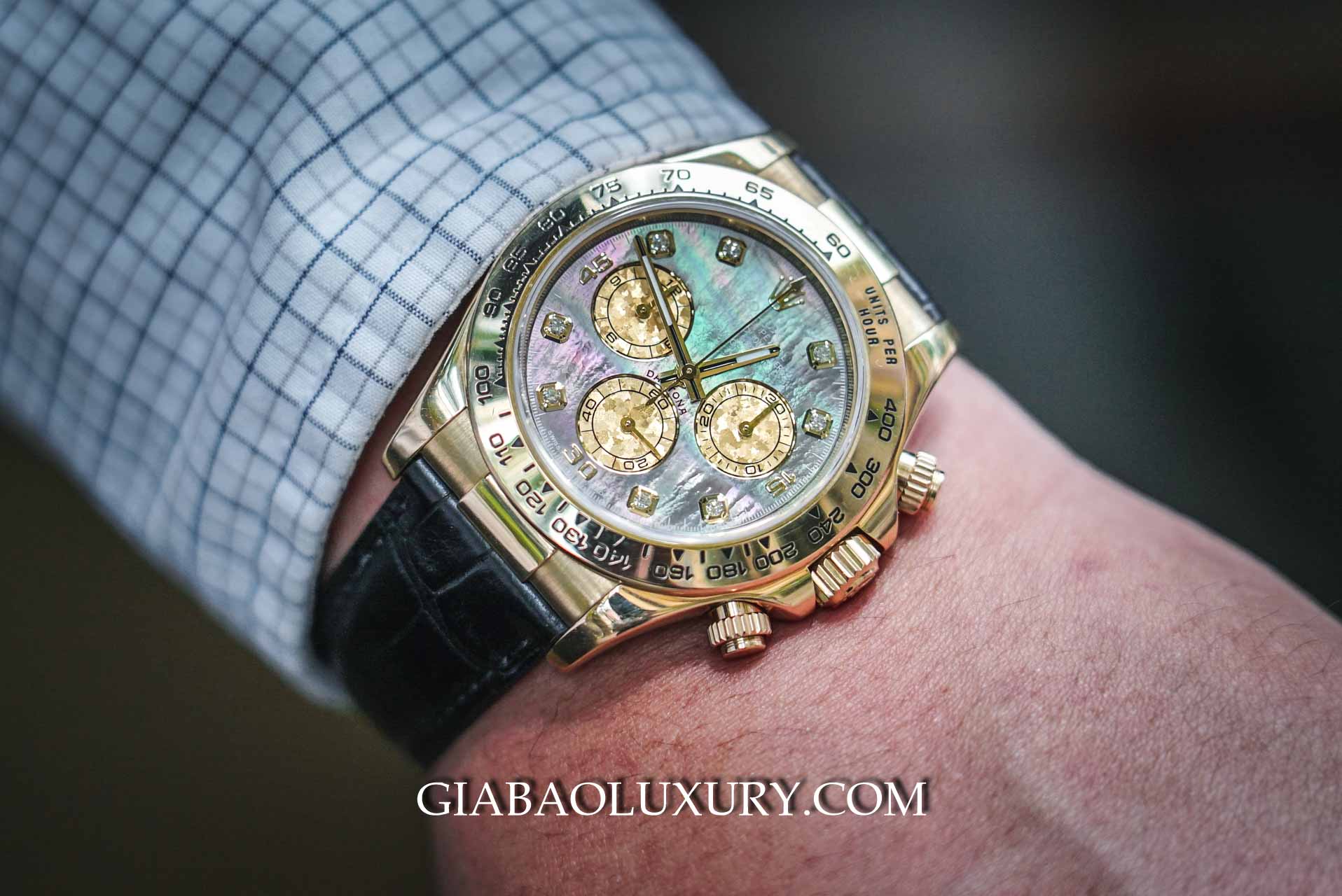 Rolex Daytona 116518 và 116518LN: Daytona 116518 vàng vàng trên dây da