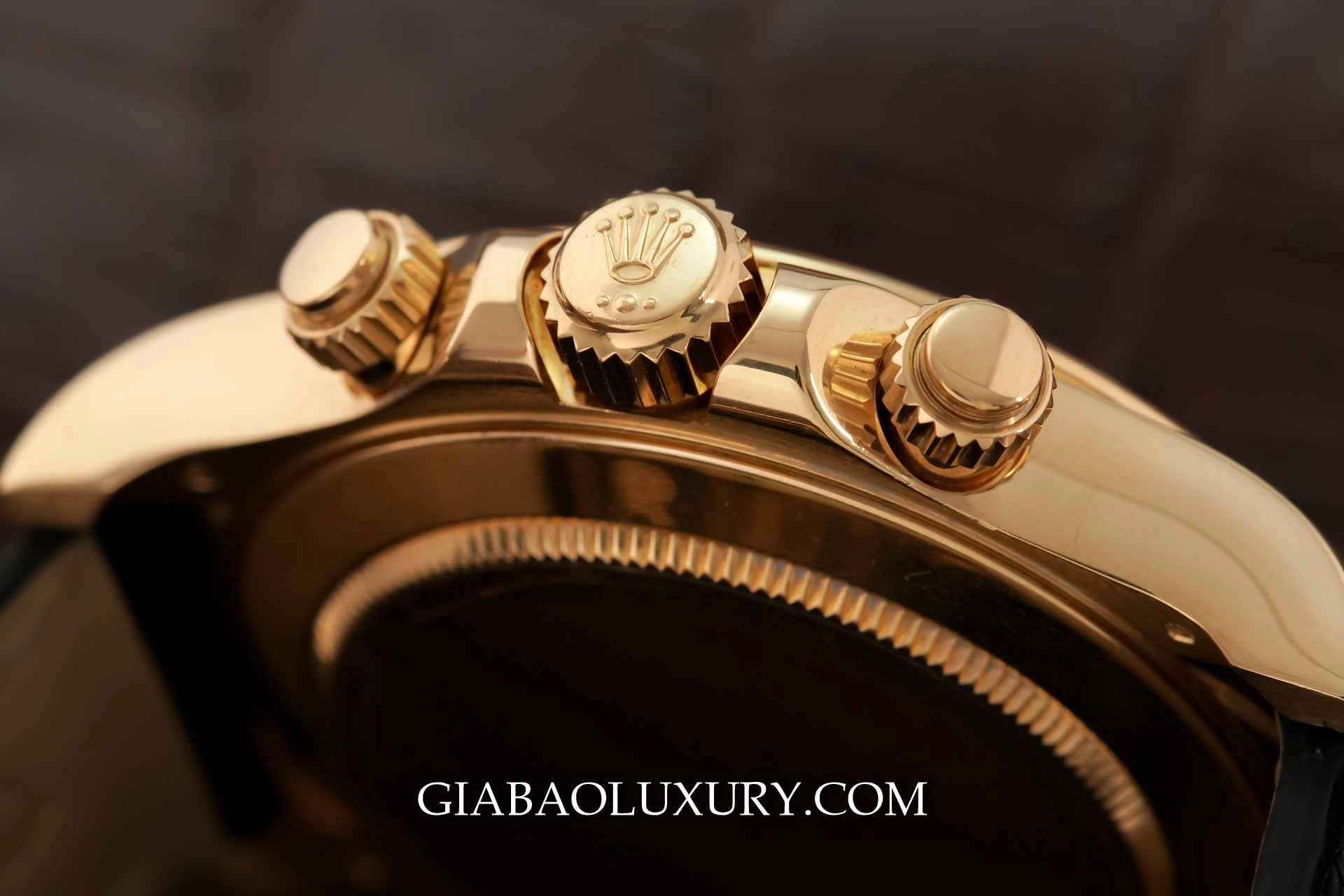 Rolex Daytona 116518 và 116518LN: cụm núm Triplock và nút bấm chronograph của 116518