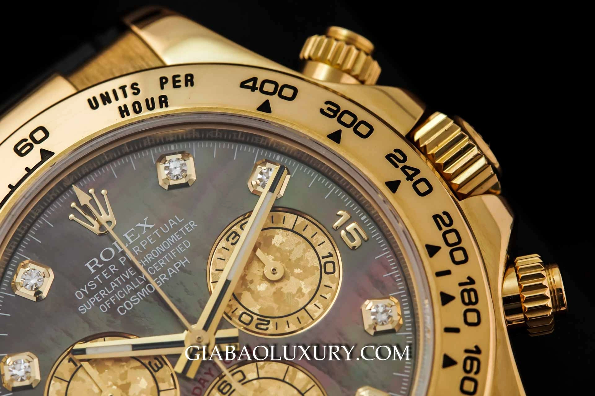 Rolex Daytona 116518 và 116518LN: mặt số vỏ trai và vành tachymeter vàng của 116518
