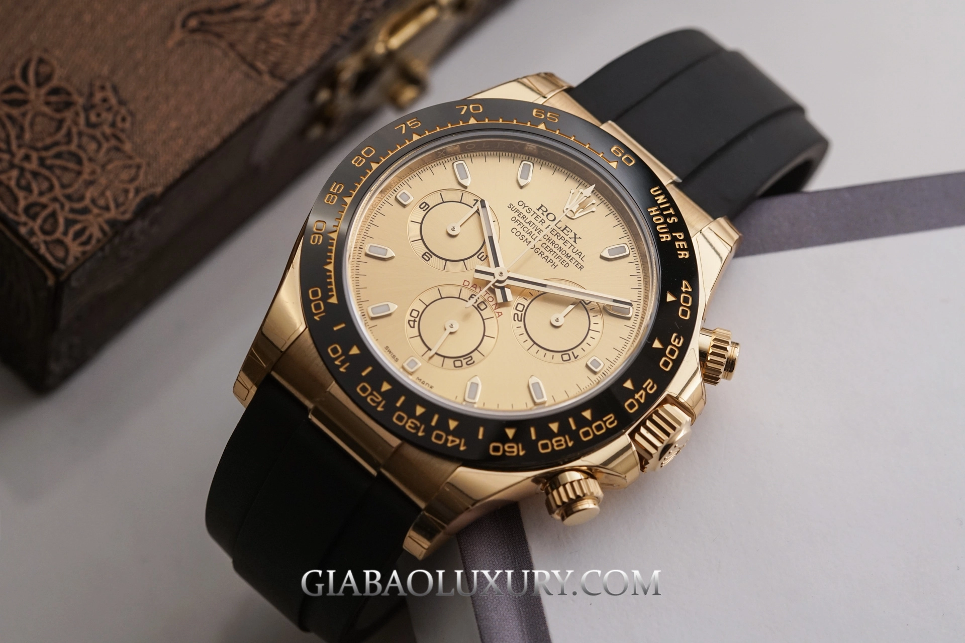 Rolex Daytona 116518 và 116518LN: Daytona 116518LN với vành Cerachrom và Oysterflex