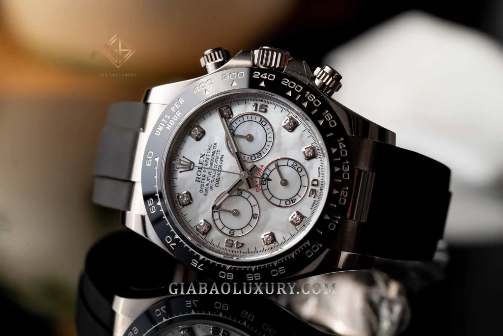 Rolex Cosmograph Daytona 116519LN: Vỏ Oyster, nút bấm vặn và Oysterflex