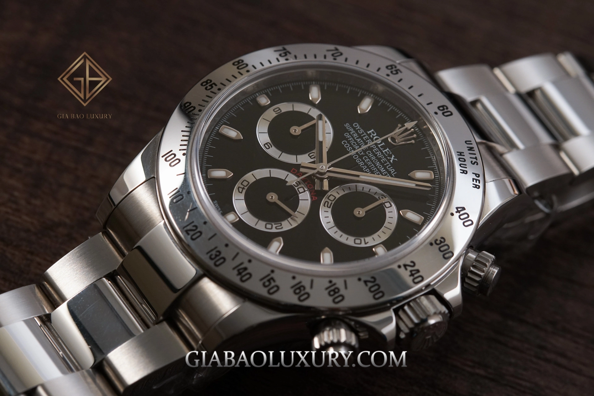Rolex Daytona 116520 và 116595RBOW Rainbow: Daytona 116520 bằng thép với vành tachymeter kim loại