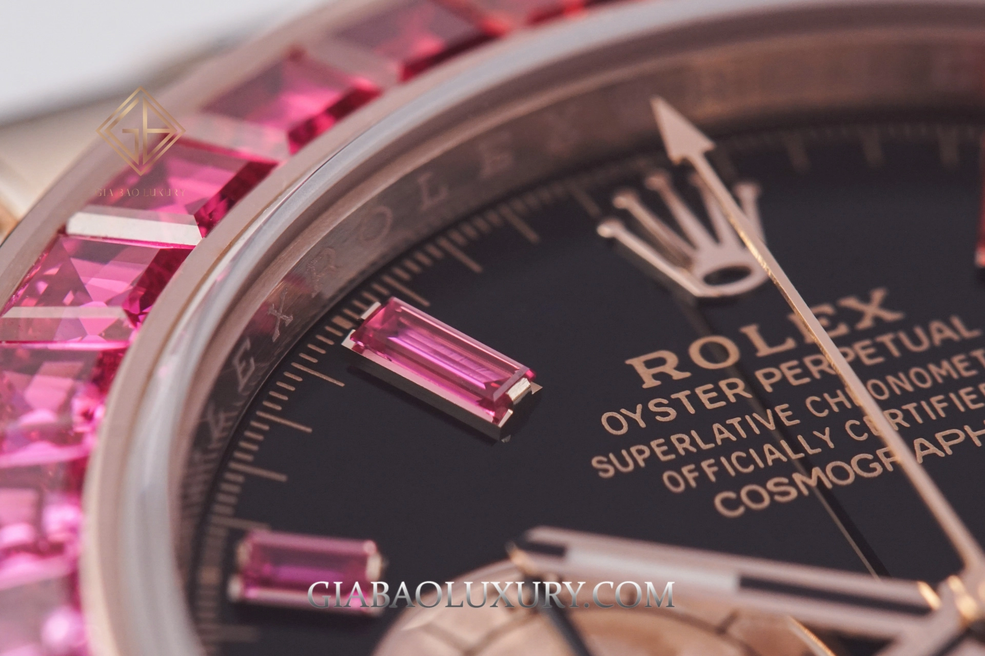 Rolex Daytona 116520 và 116595RBOW Rainbow: chi tiết mặt số đen và bộ đếm vàng hồng