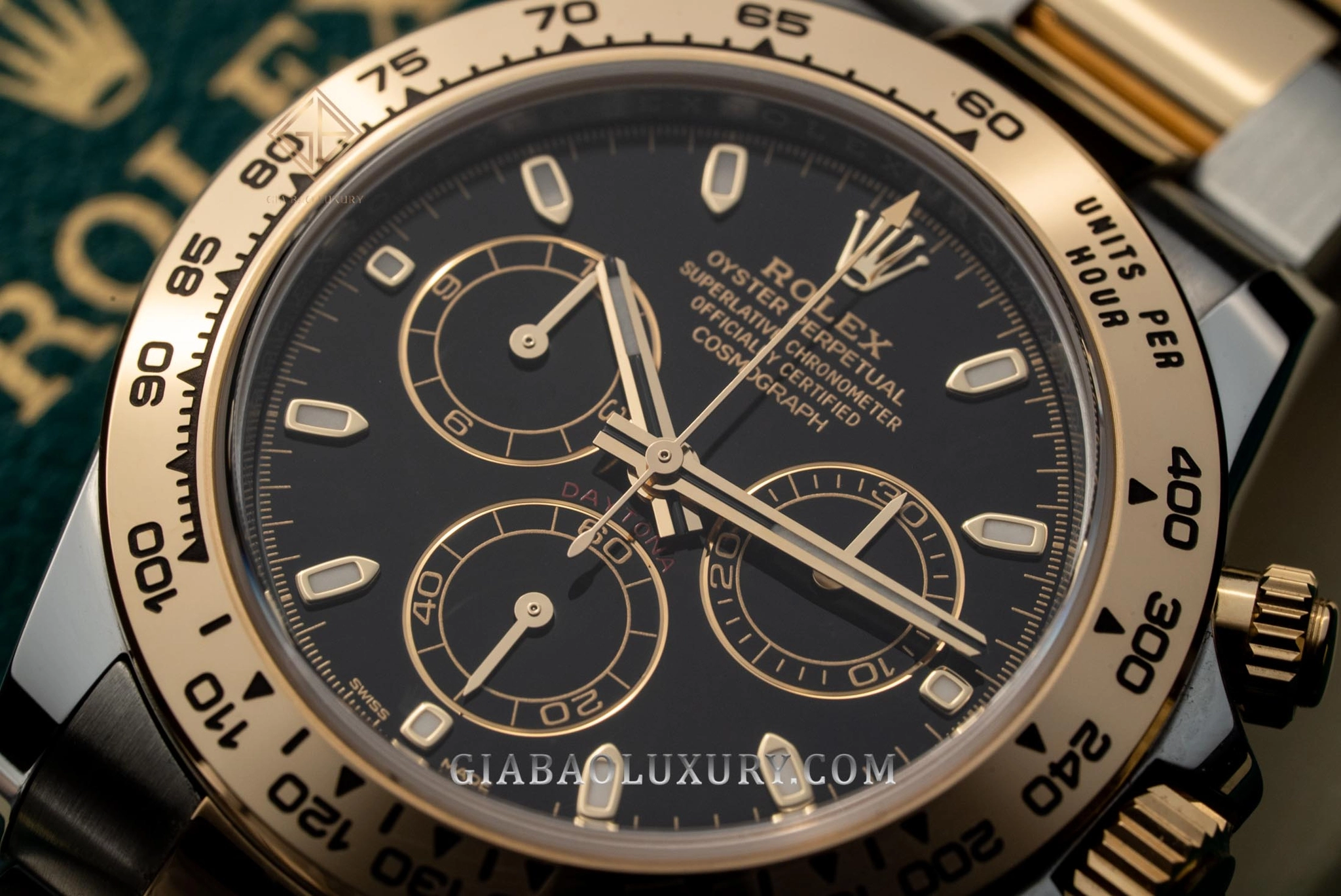 Rolex Daytona 116523 và 116503: khác biệt thế hệ: Đồ họa tachymeter và mặt số đen của Daytona 116503