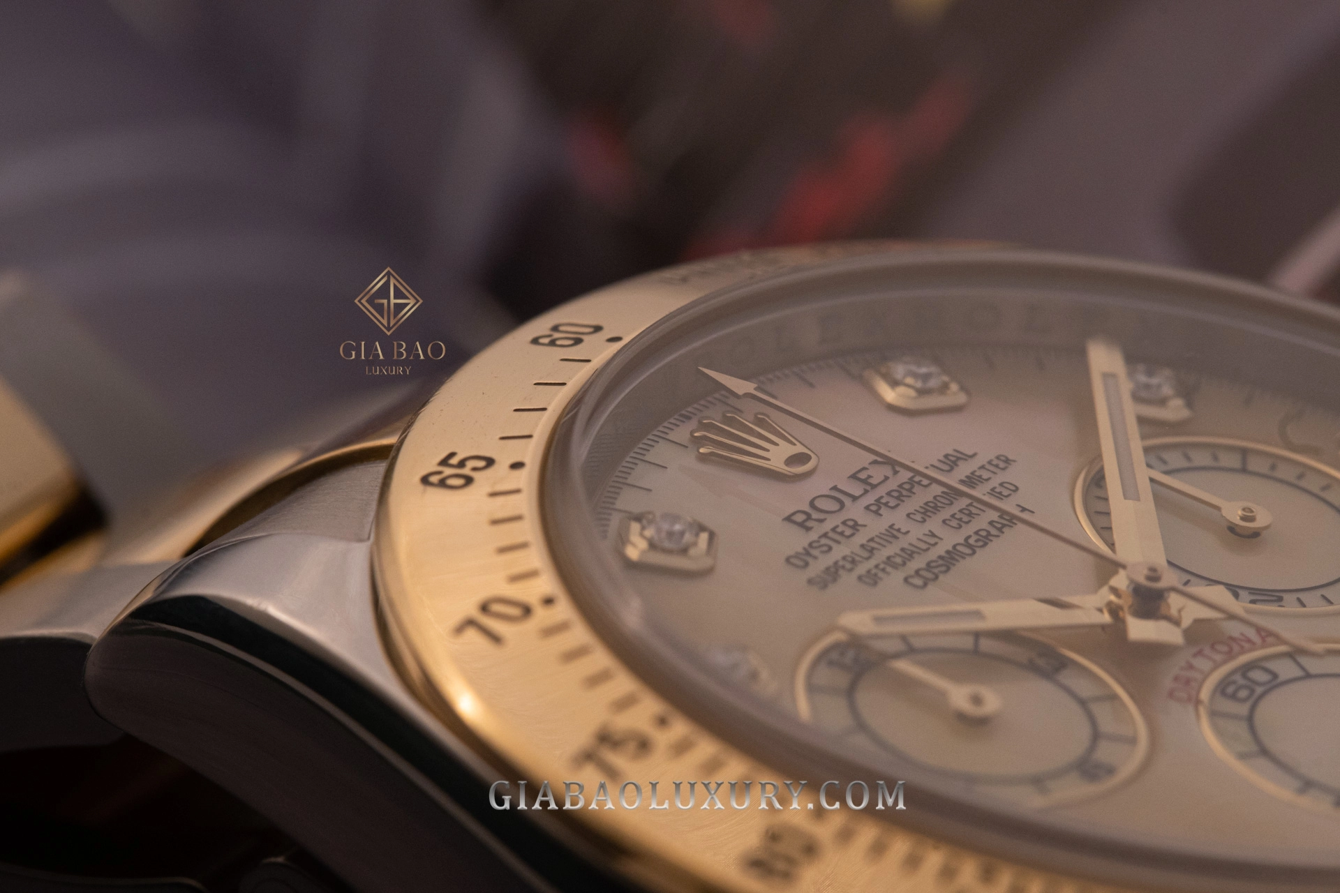Rolex Daytona 116523 và 116503: khác biệt thế hệ: Bezel vàng và mặt xà cừ của Daytona 116523