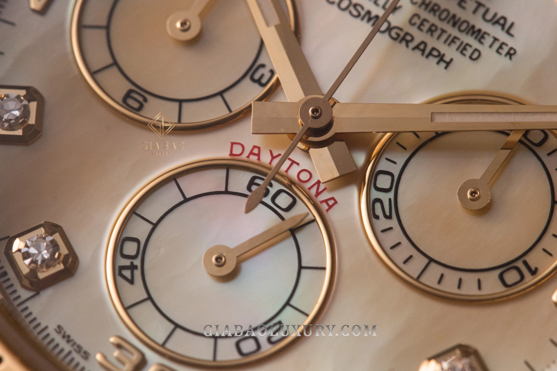 Rolex Daytona 116523 và 116503: khác biệt thế hệ: Ba bộ đếm chronograph trên mặt xà cừ vàng
