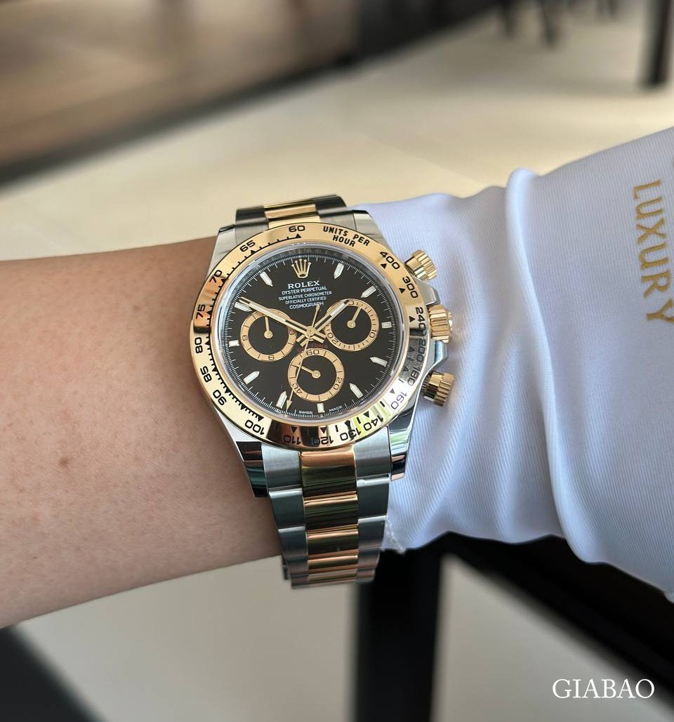 Rolex Daytona 126503 mặt đen nhìn nghiêng trên tay