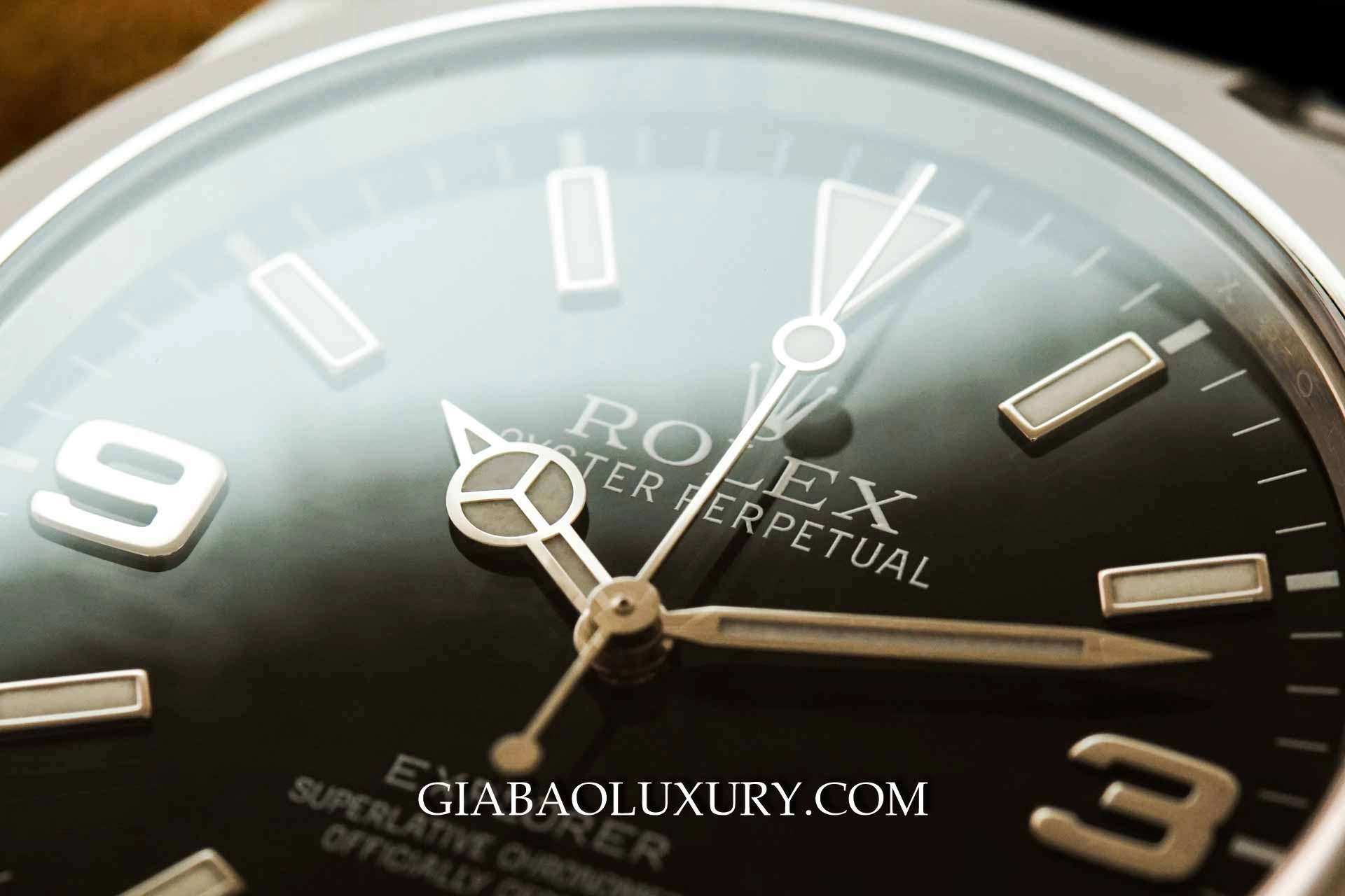 Rolex Explorer 214270: phân biệt mặt số Mark I và Mark II — ảnh chi tiết 09
