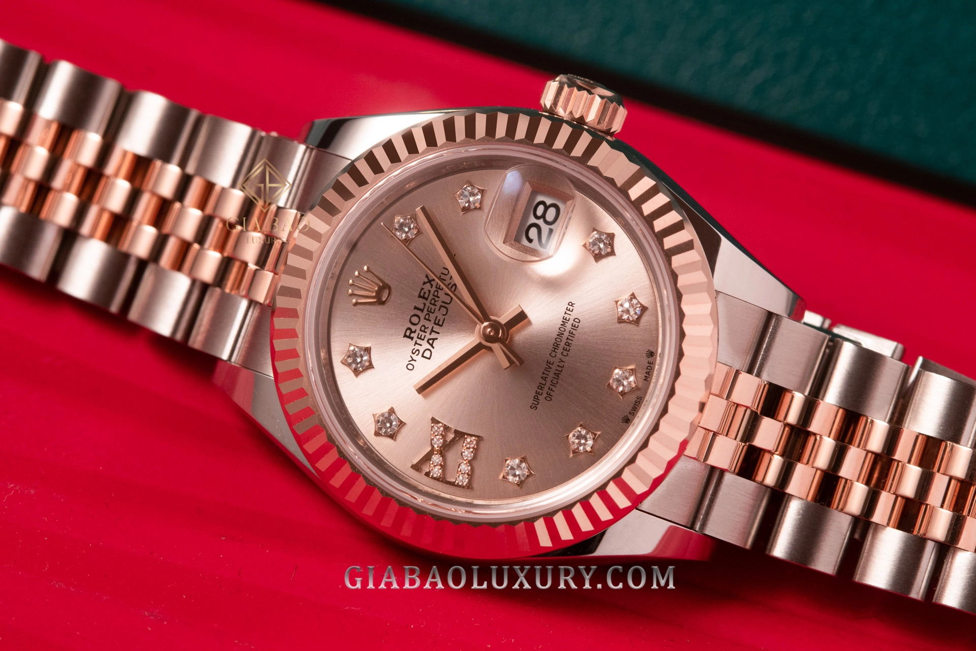 Rolex đính kim cương và đá màu như thế nào?: Datejust với cọc giờ kim cương và mặt số màu hồng