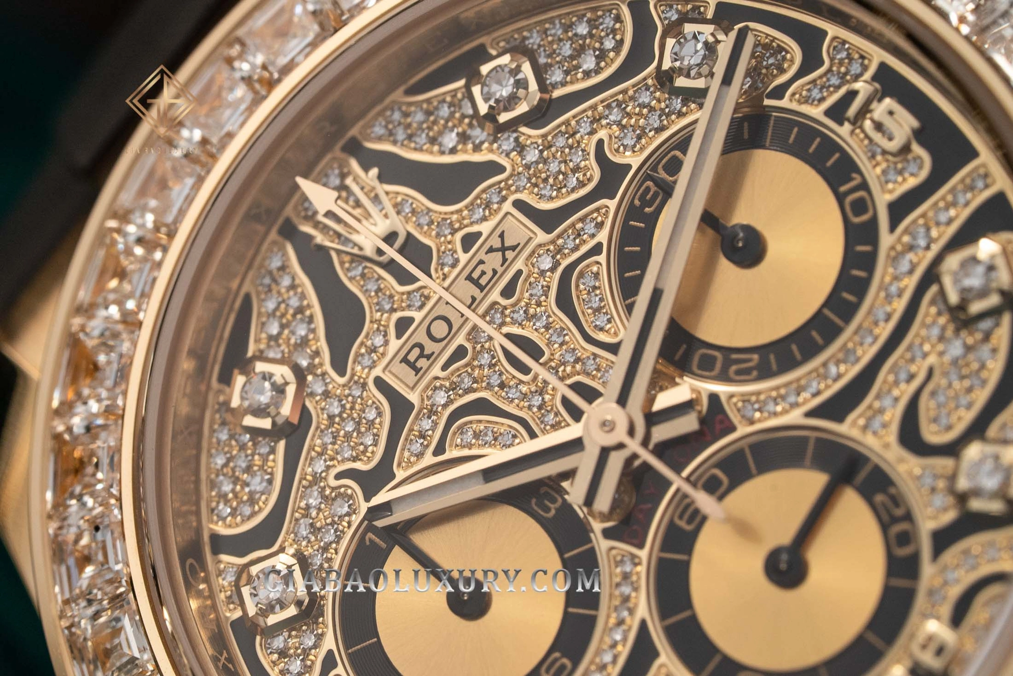 Rolex đính kim cương và đá màu như thế nào?: mặt số Daytona pavé với nhiều dáng cắt kim cương
