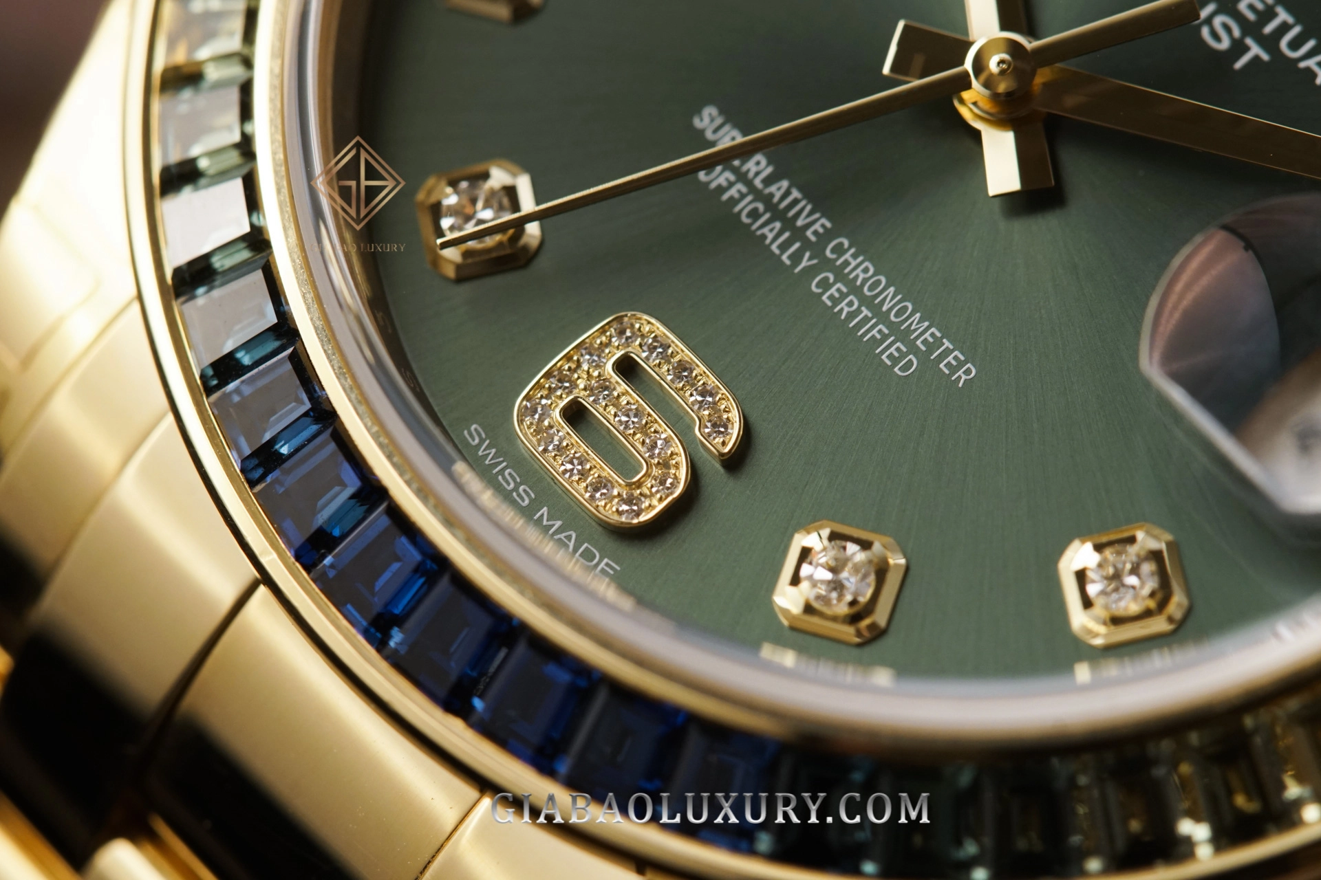 Rolex đính kim cương và đá màu như thế nào?: đá màu cắt baguette cùng cọc giờ kim cương trên mặt số xanh