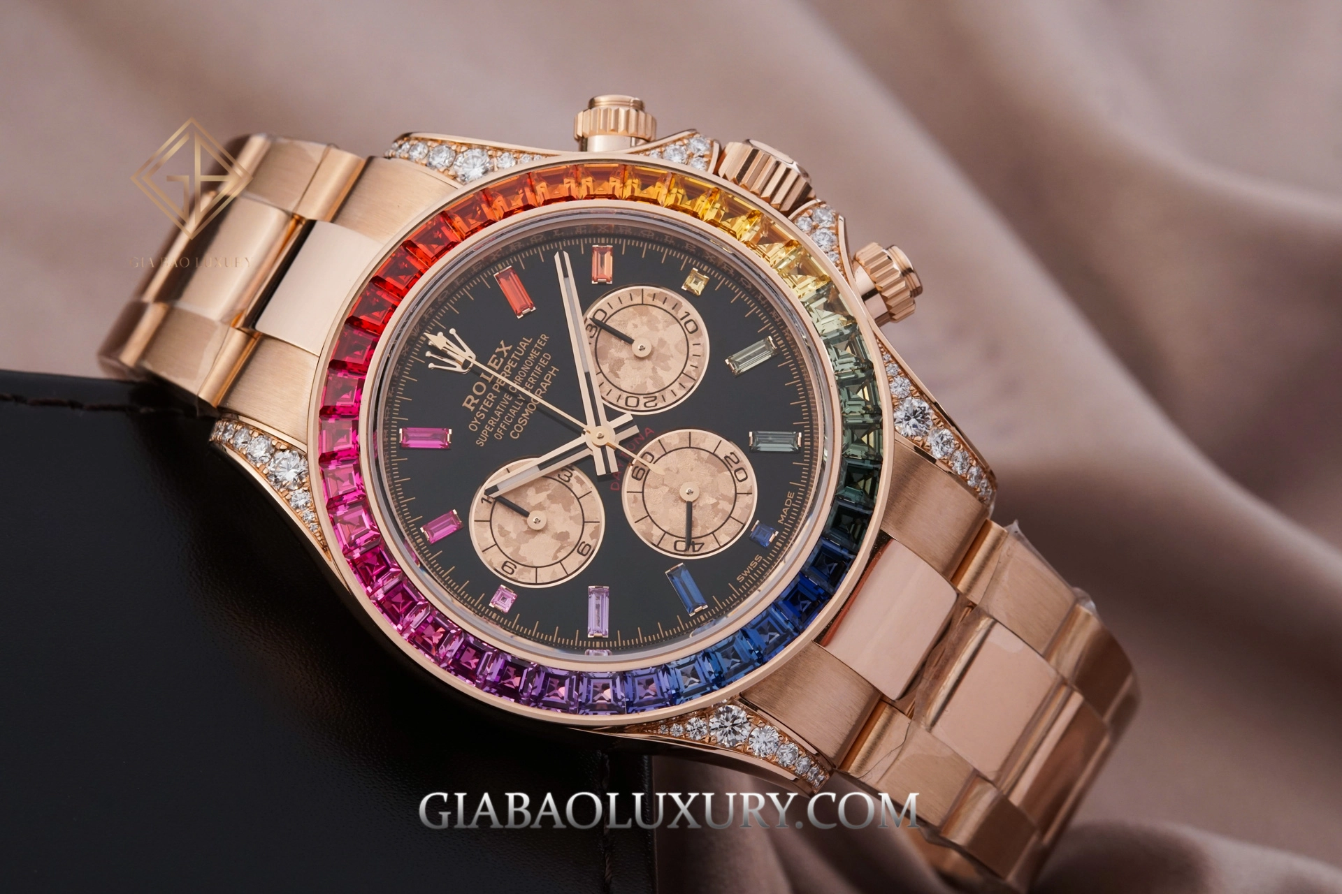 Rolex đính kim cương và đá màu như thế nào?: mặt số pavé kết hợp vành sapphire chuyển màu trên Rolex Daytona
