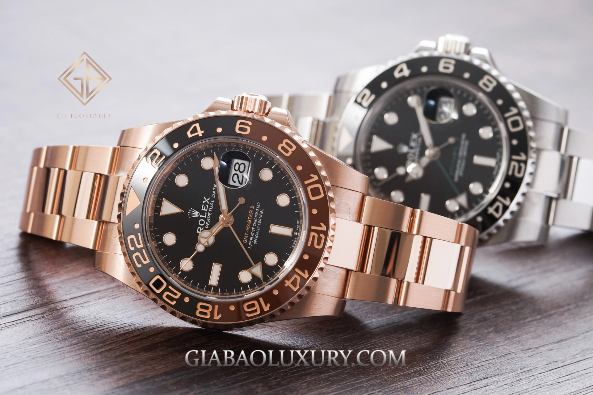 Rolex GMT-Master II 116710LN và 126715CHNR: GMT-Master II 116710LN và 126715CHNR đặt cạnh nhau