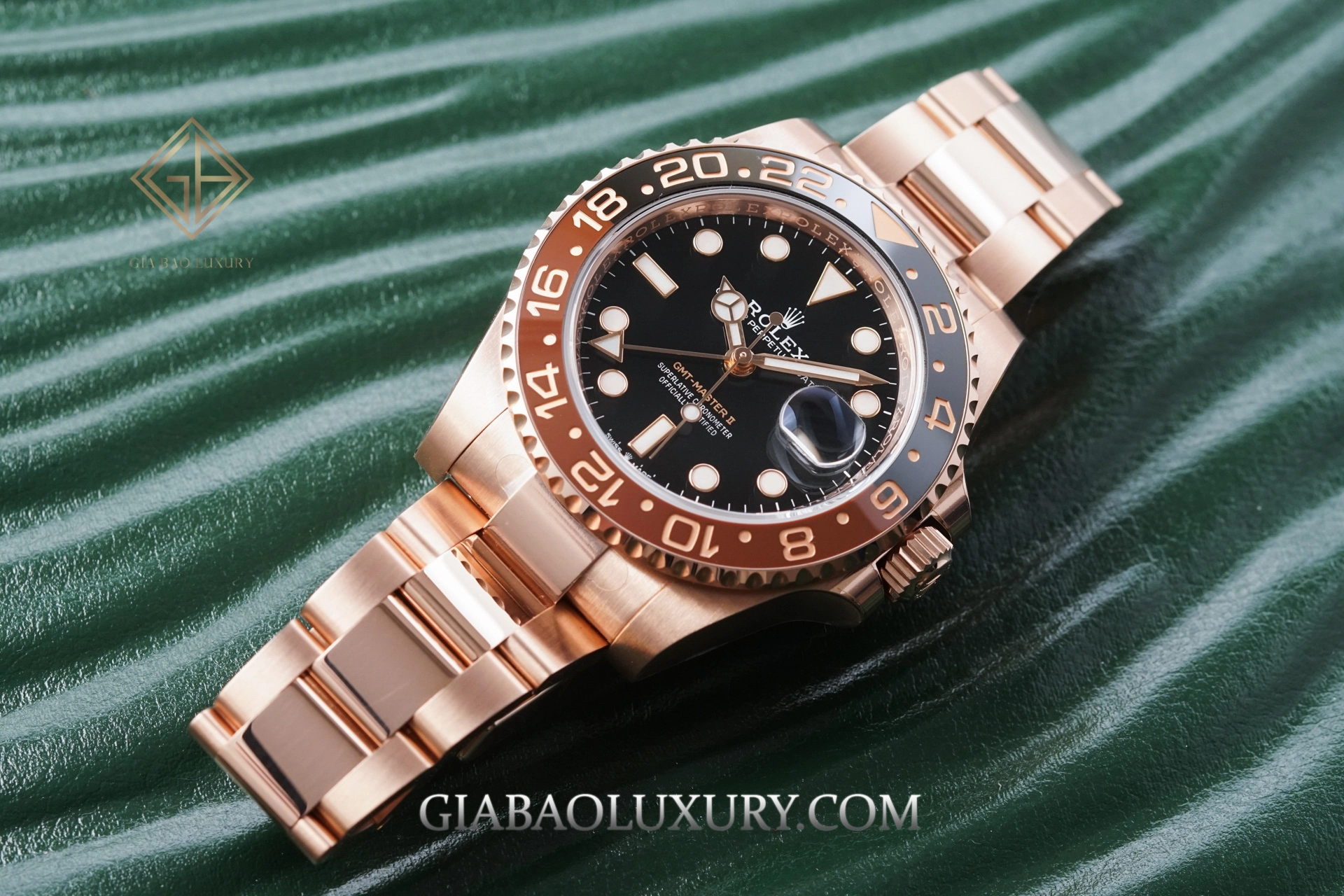 Rolex GMT-Master II 116710LN và 126715CHNR: GMT-Master II 126715CHNR với vành Cerachrom nâu đen