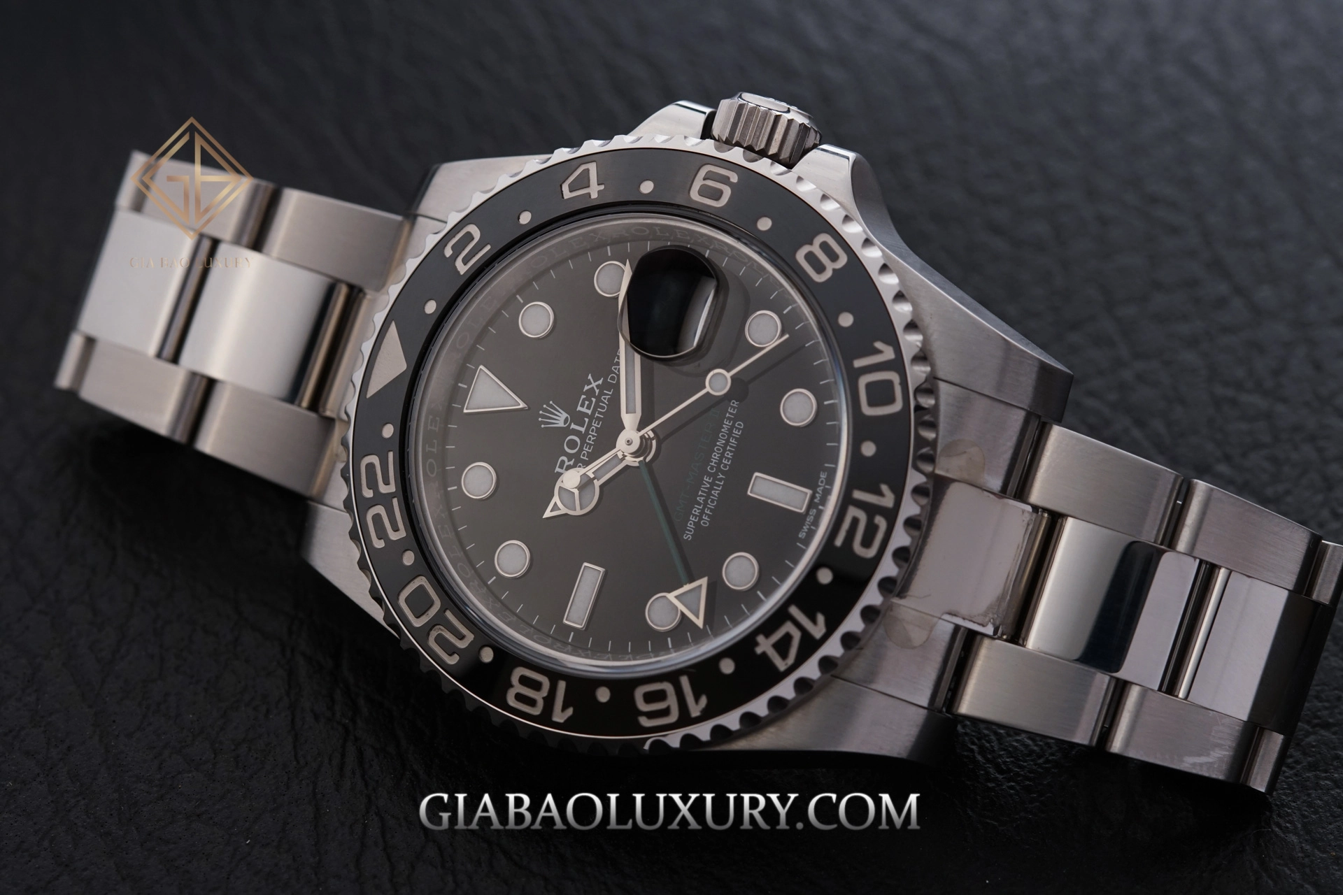 Rolex GMT-Master II 116710LN và 126715CHNR: GMT-Master II 116710LN với vành Cerachrom đen