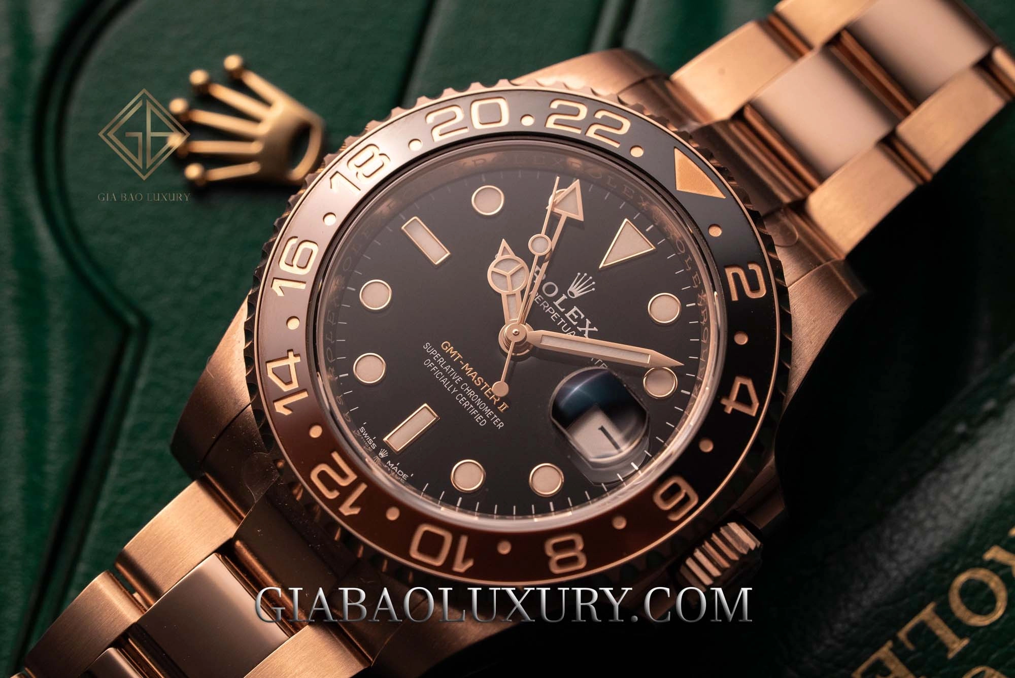 Rolex GMT-Master II 116710LN và 126715CHNR: mặt số và kim GMT của 126715CHNR