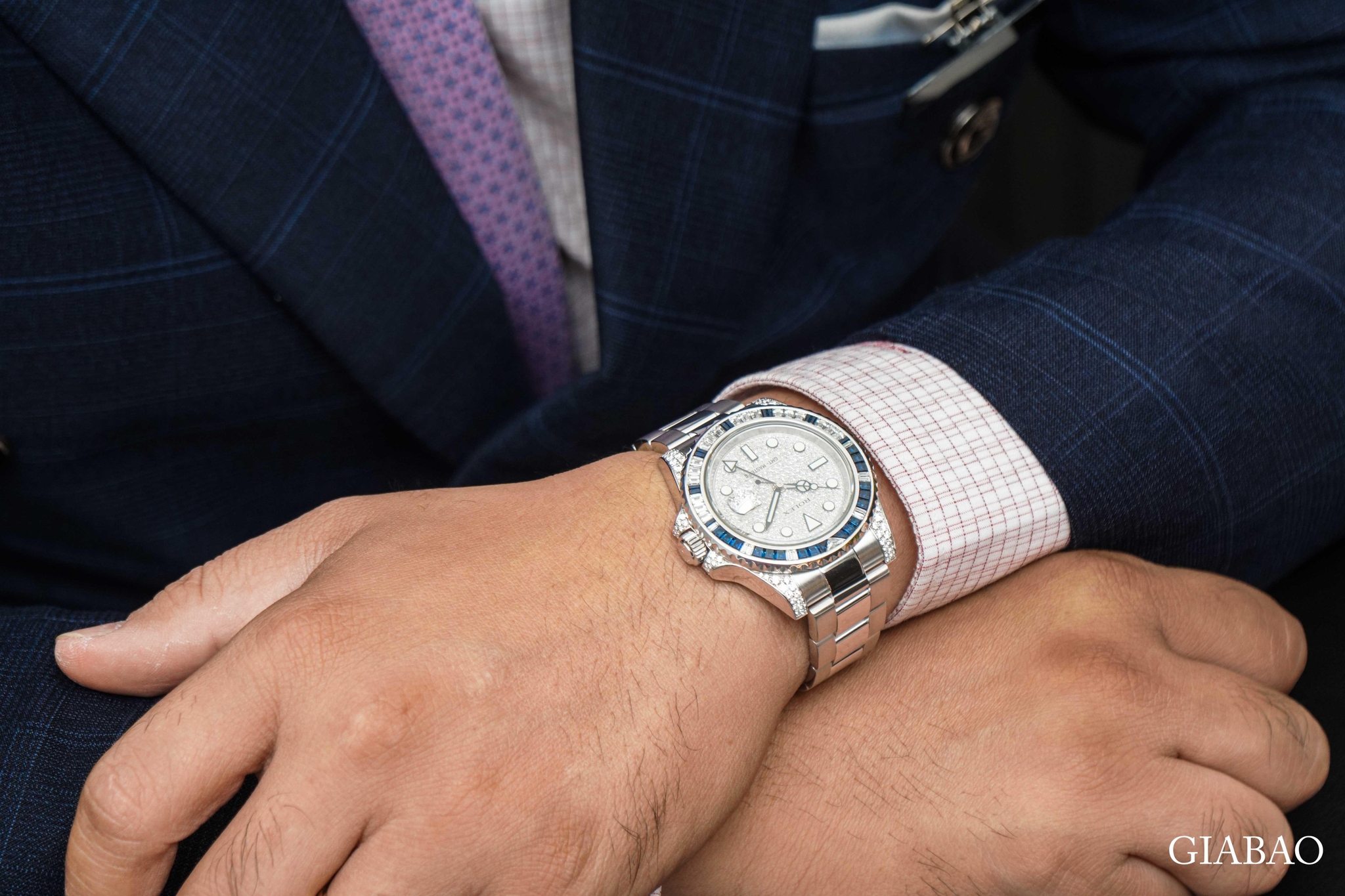 Rolex GMT-Master II 116759SA: vàng trắng và kim cương baguette: Rolex GMT-Master II 116759SA trên cổ tay với tỷ lệ vỏ 40 mm