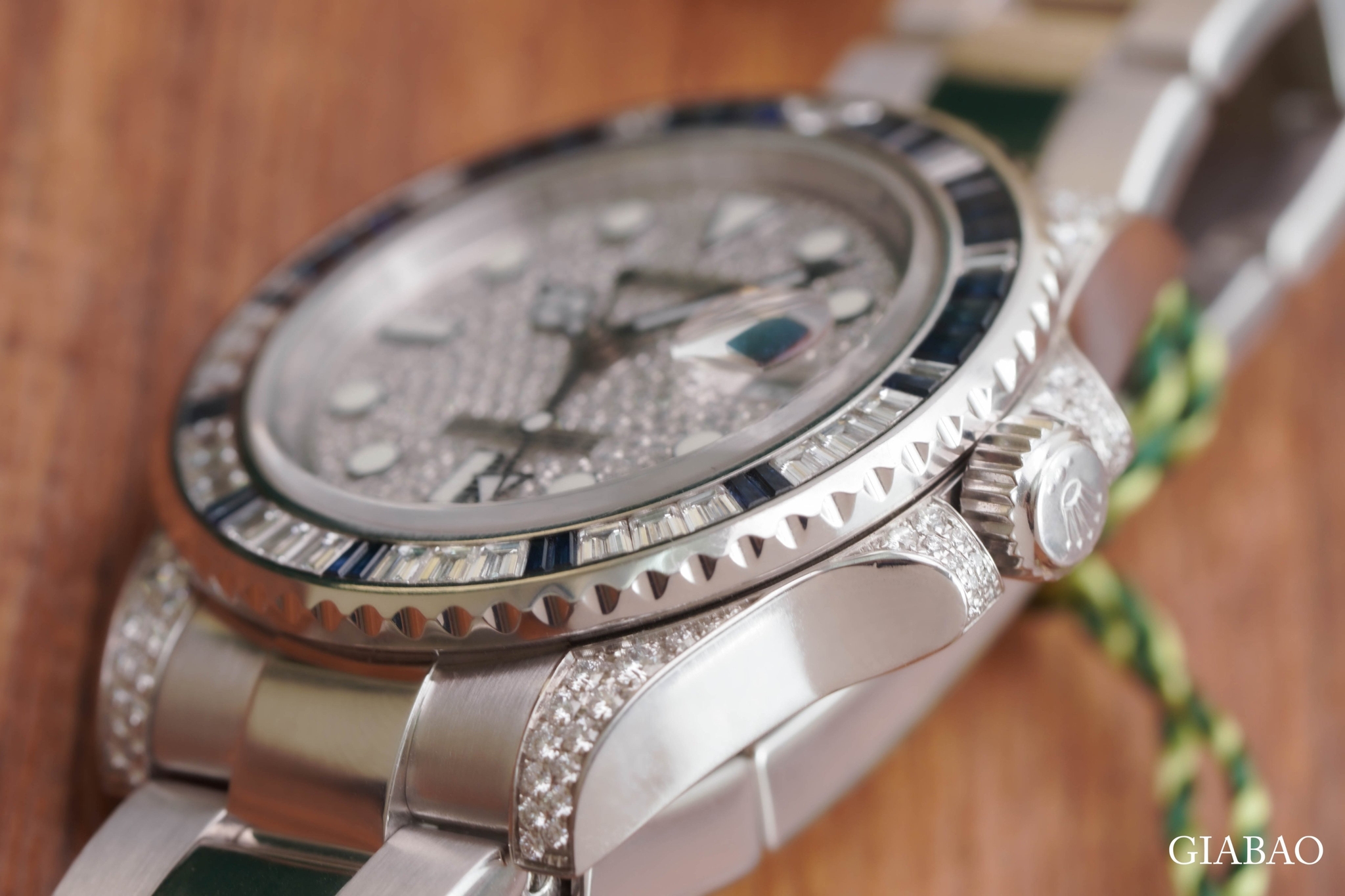Rolex GMT-Master II 116759SA: vàng trắng và kim cương baguette: Cận cảnh vành sapphire, bezel khía và núm Triplock của Rolex GMT-Master II 116759SA