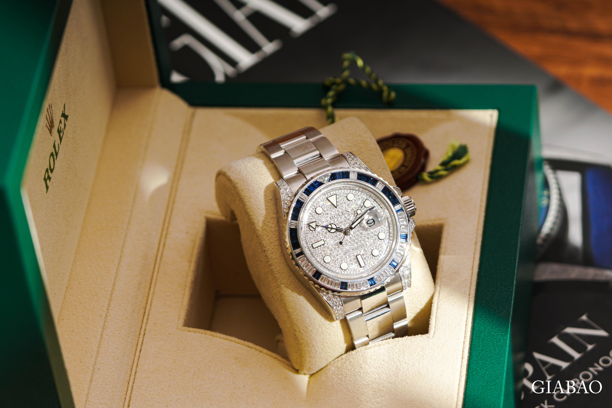 Rolex GMT-Master II 116759SA: vàng trắng và kim cương baguette: Rolex GMT-Master II 116759SA cùng hộp và phụ kiện trong tư liệu Gia Bảo