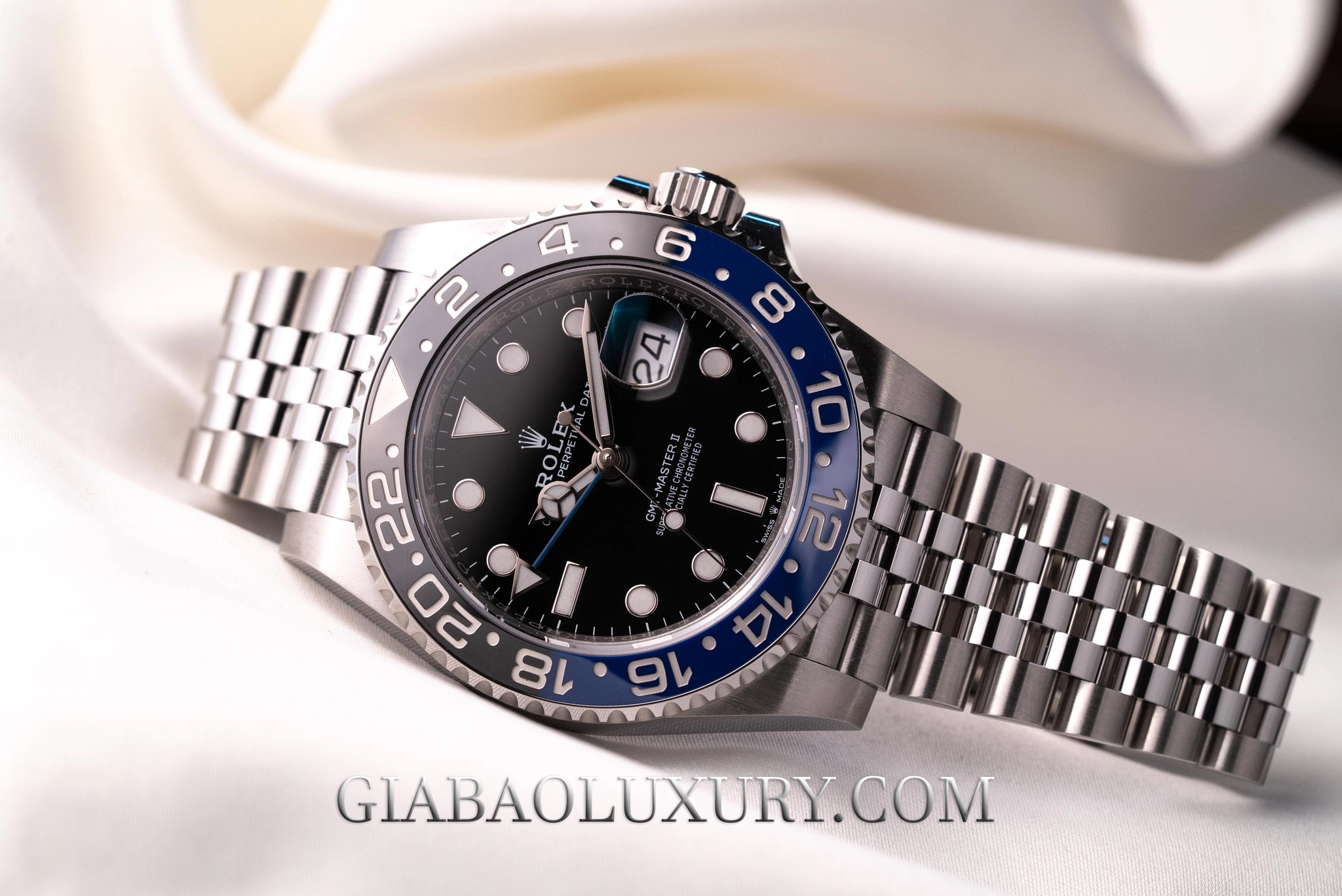 Rolex GMT-Master II 126710BLNR: bản 2019 và hiện tại: toàn cảnh vỏ thép 40 mm và vành Cerachrom xanh đen