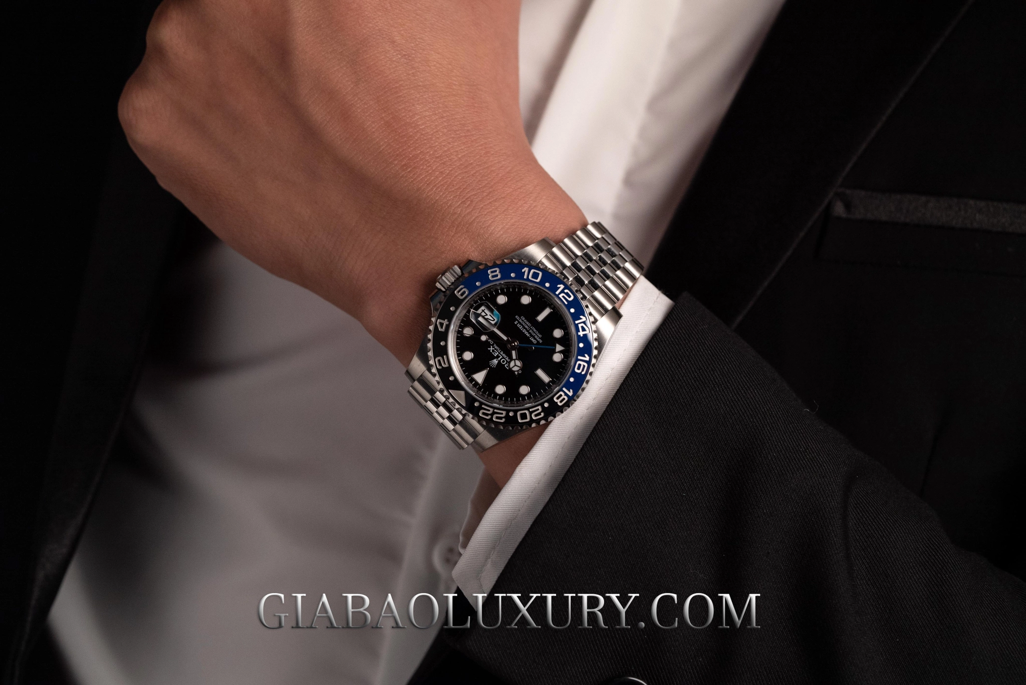 Rolex GMT-Master II 126710BLNR: bản 2019 và hiện tại: GMT-Master II 126710BLNR khi lên cổ tay