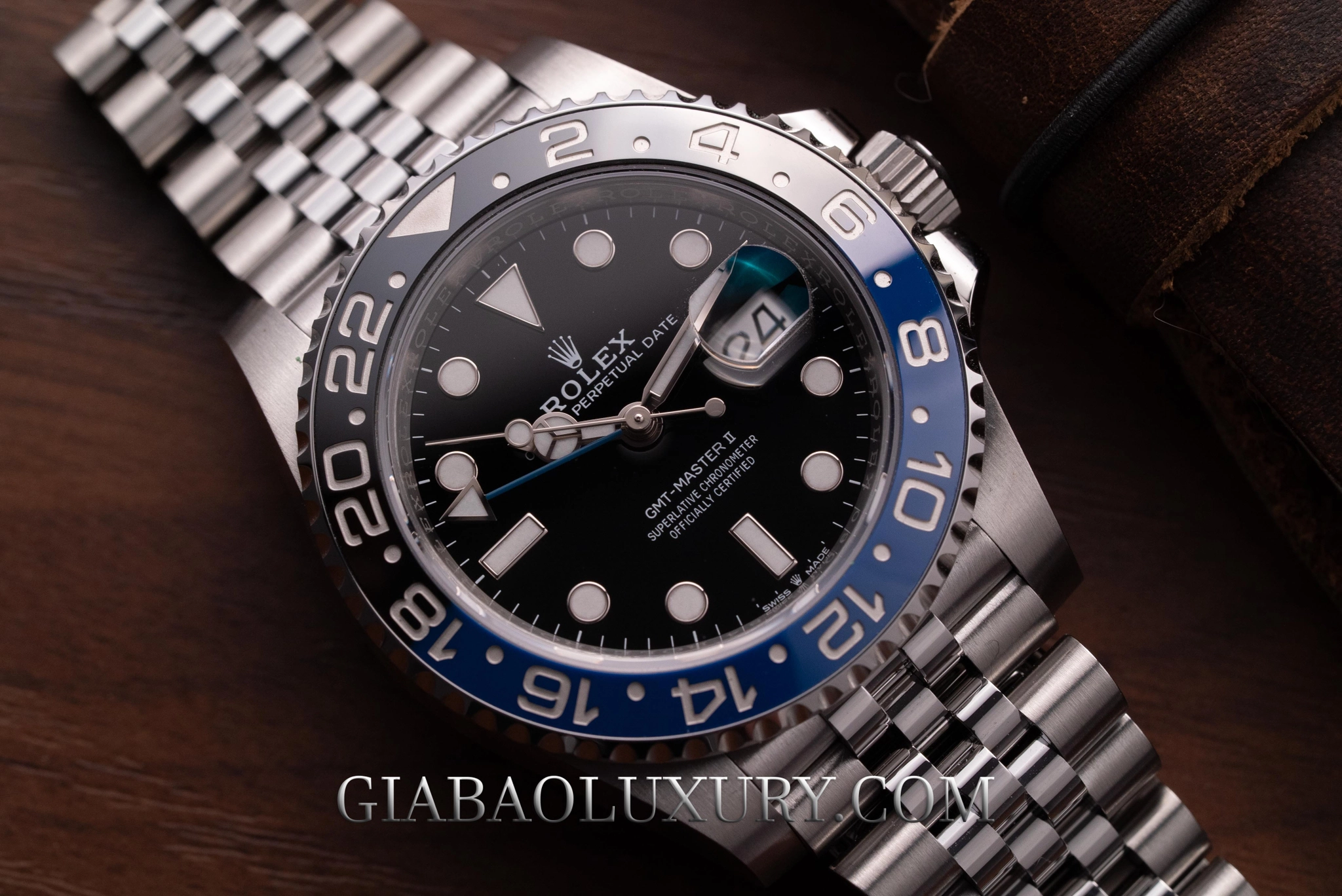 Rolex GMT-Master II 126710BLNR: bản 2019 và hiện tại: cận cảnh mặt số, kim GMT và kính Cyclops