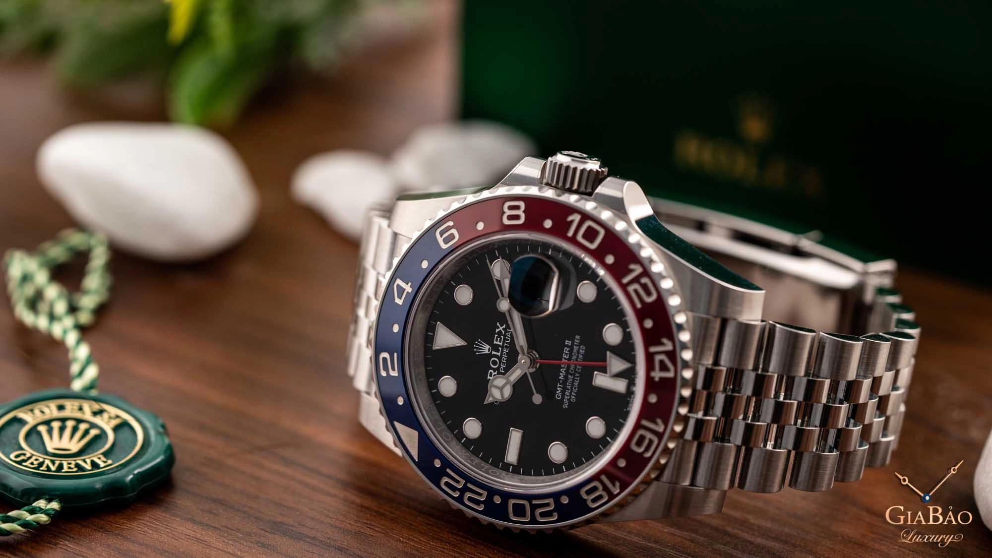 Rolex GMT-Master II 126710BLRO “Pepsi”: cấu trúc GMT: vành Cerachrom đỏ xanh 24 giờ