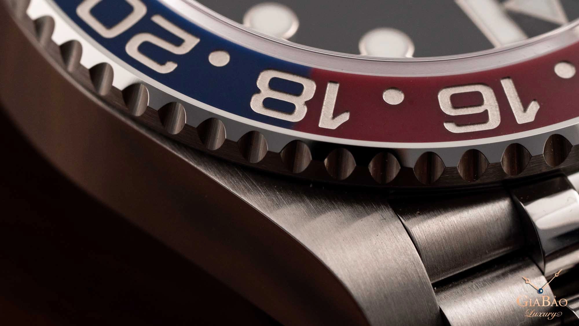 Rolex GMT-Master II 126710BLRO “Pepsi”: cấu trúc GMT: kim GMT và mặt số đen